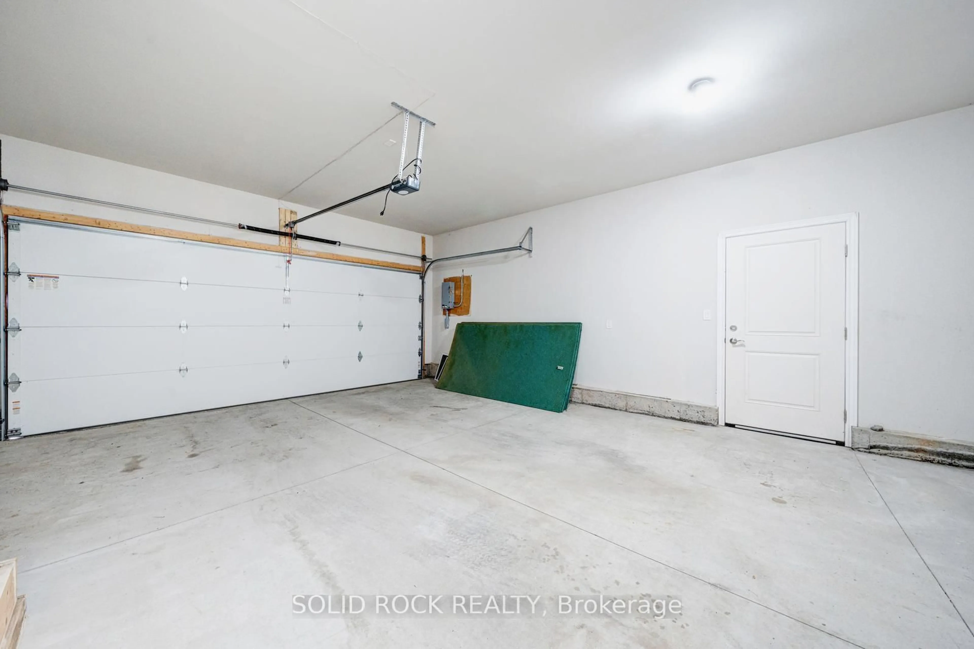 Indoor garage for 16 Bowman Cres, Thorold Ontario L2V 0G3