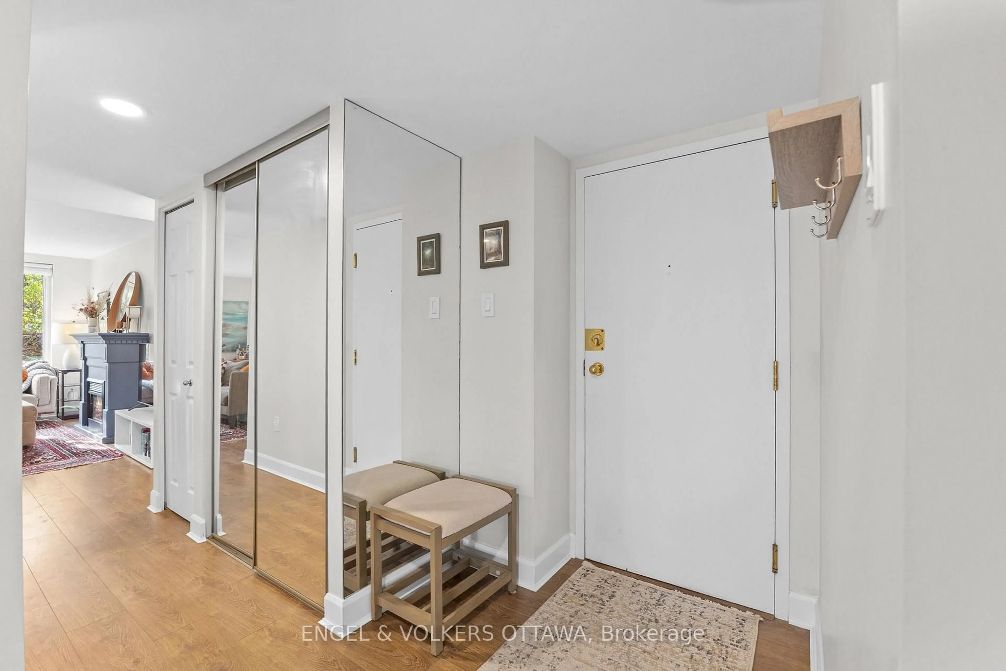 Indoor entryway for 800 Mckellar Ave #101, Ottawa Ontario K2A 2X5