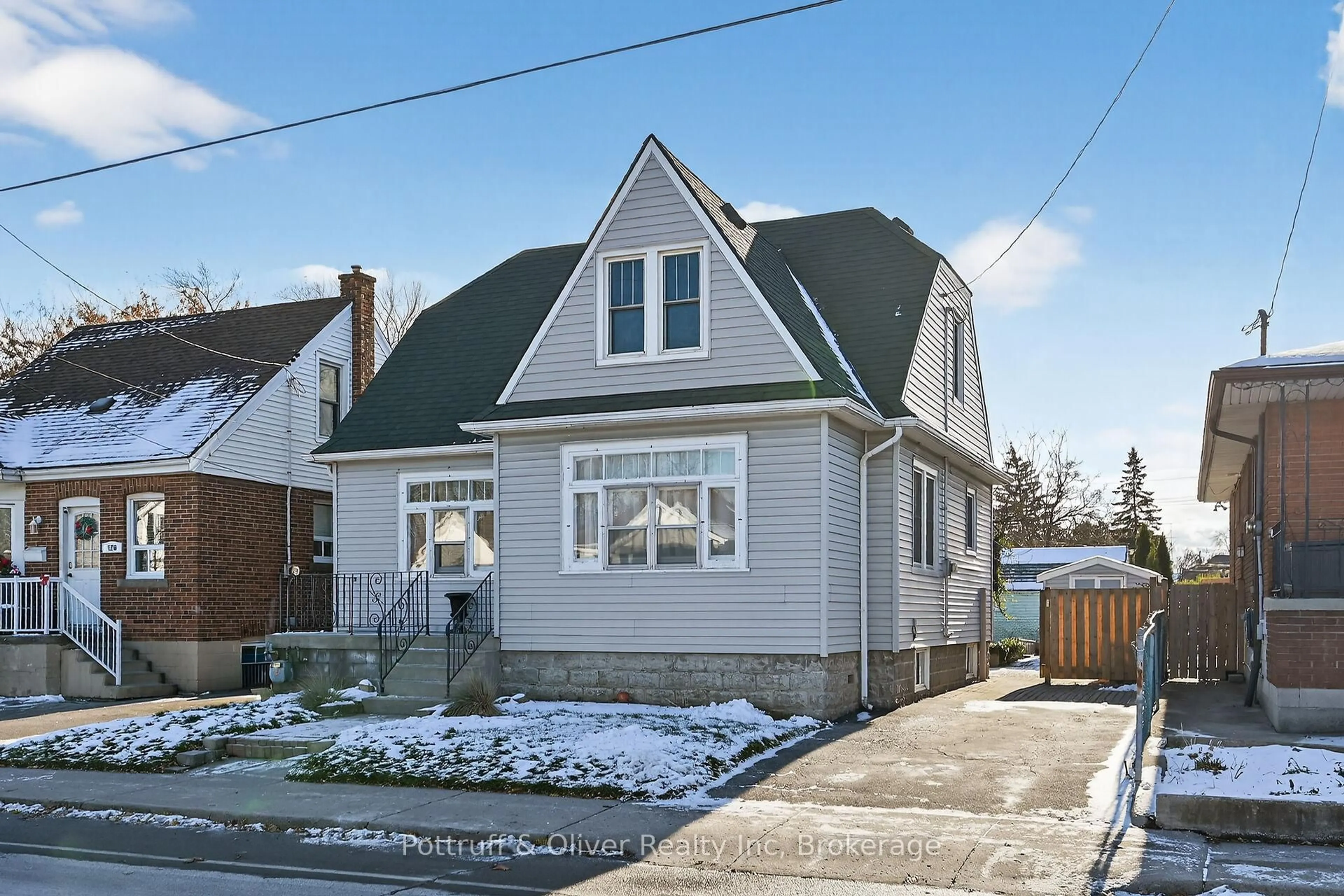 Home with vinyl exterior material, street for 518 Britannia Ave, Hamilton Ontario L8H 1Z8