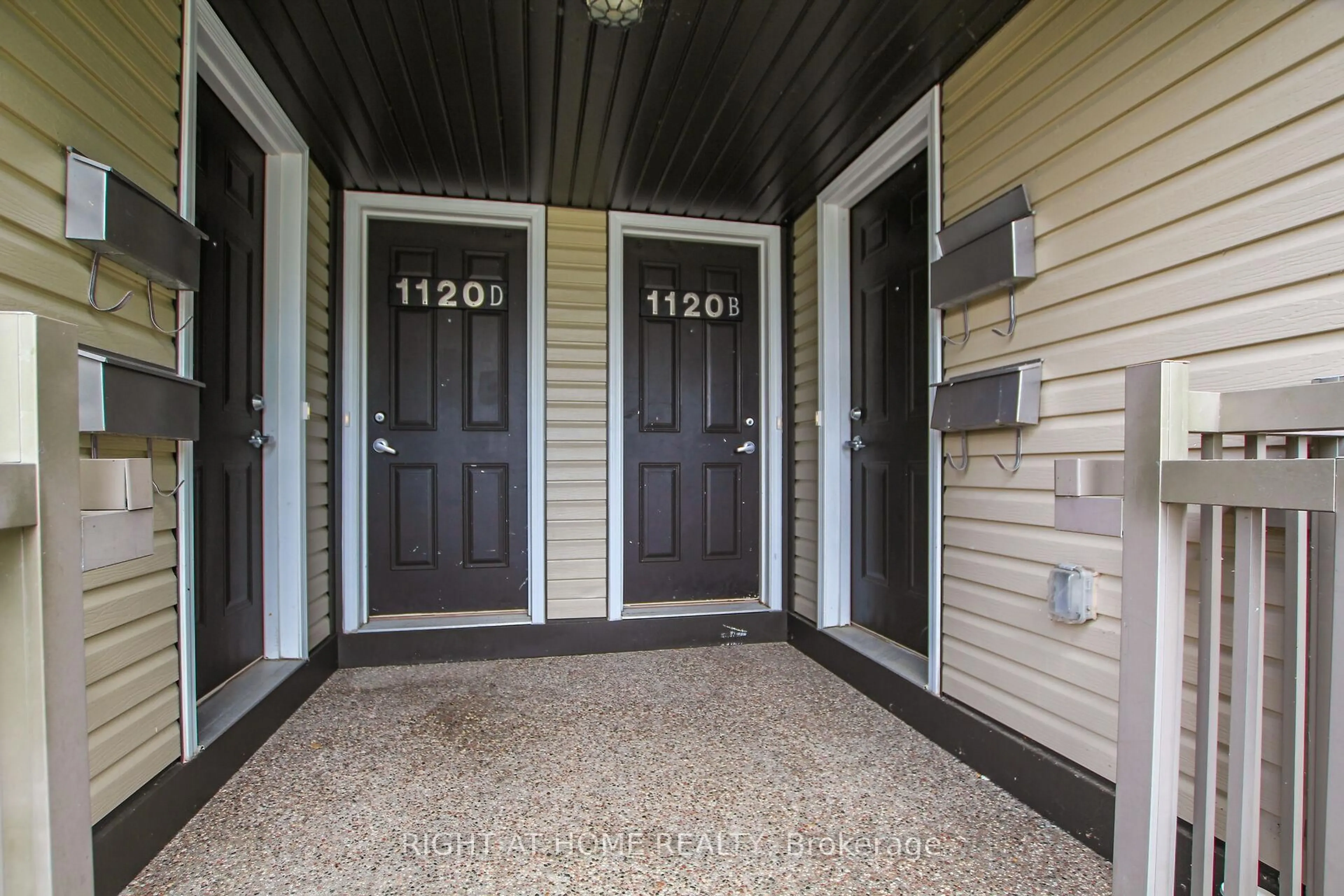 Indoor entryway for 1120 Klondike Rd #B, Ottawa Ontario K2K 0H2