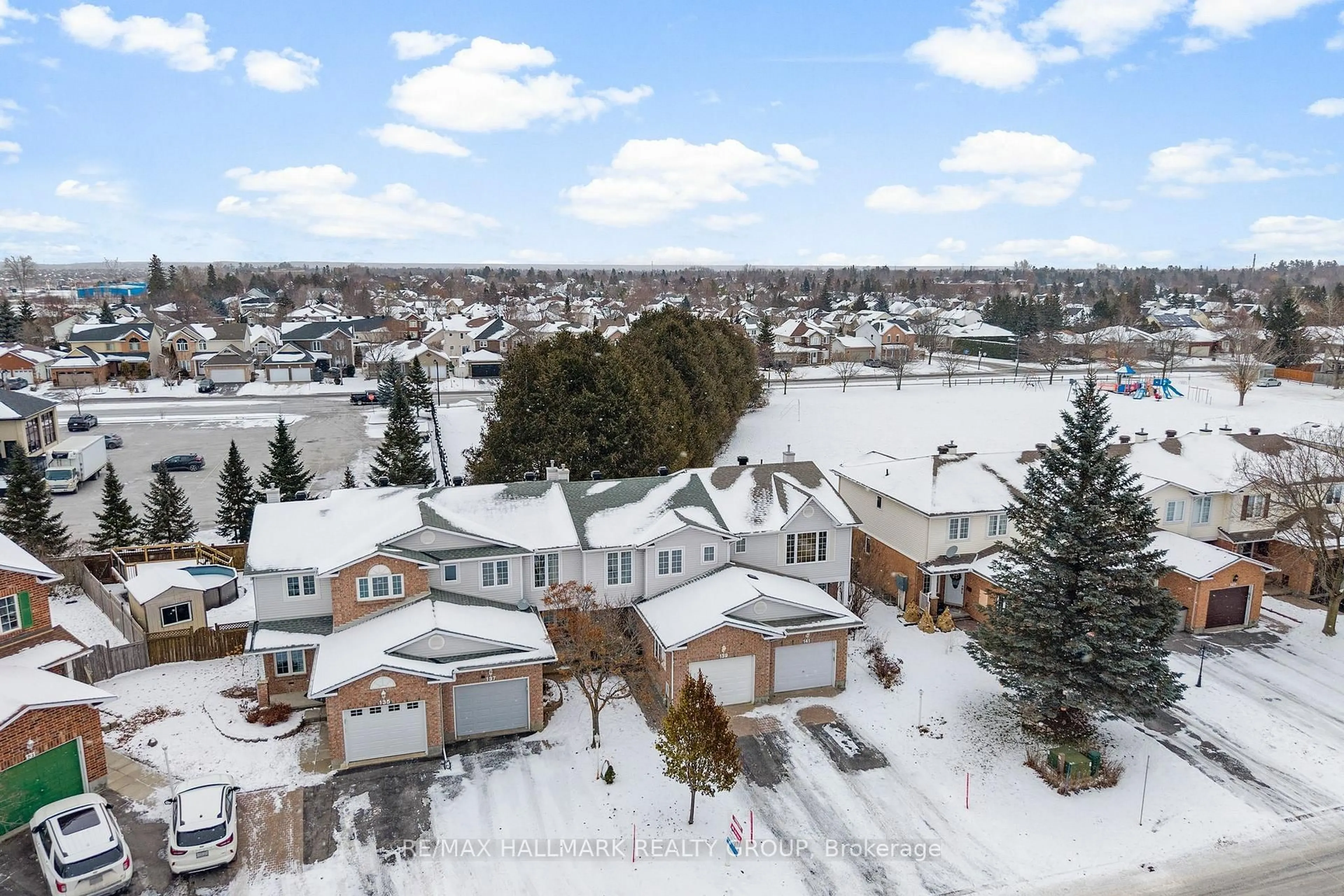 A pic from outside/outdoor area/front of a property/back of a property/a pic from drone, unknown for 139 Whalings Circ, Stittsville Ontario K2S 1S4