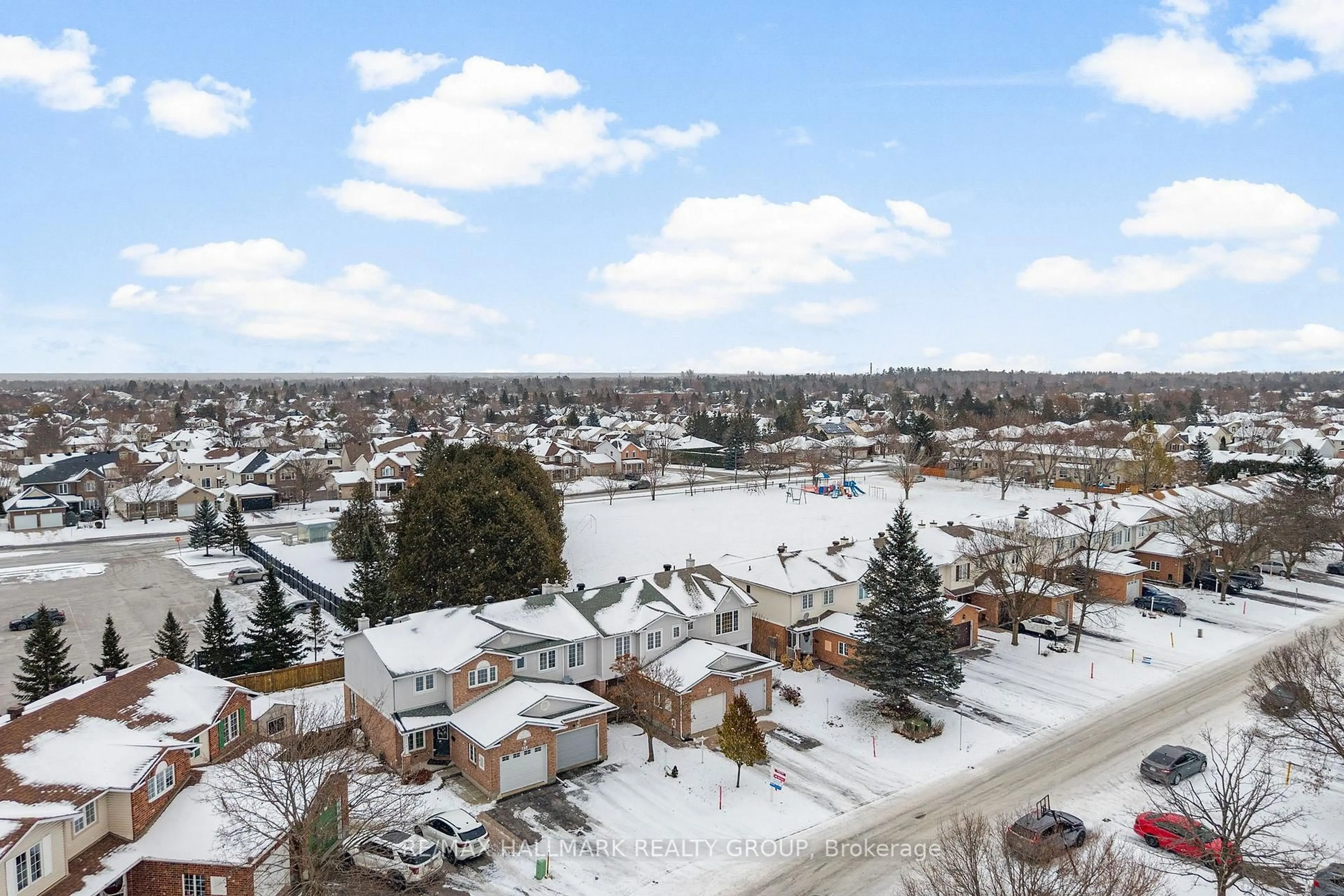 A pic from outside/outdoor area/front of a property/back of a property/a pic from drone, city buildings view from balcony for 139 Whalings Circ, Stittsville Ontario K2S 1S4