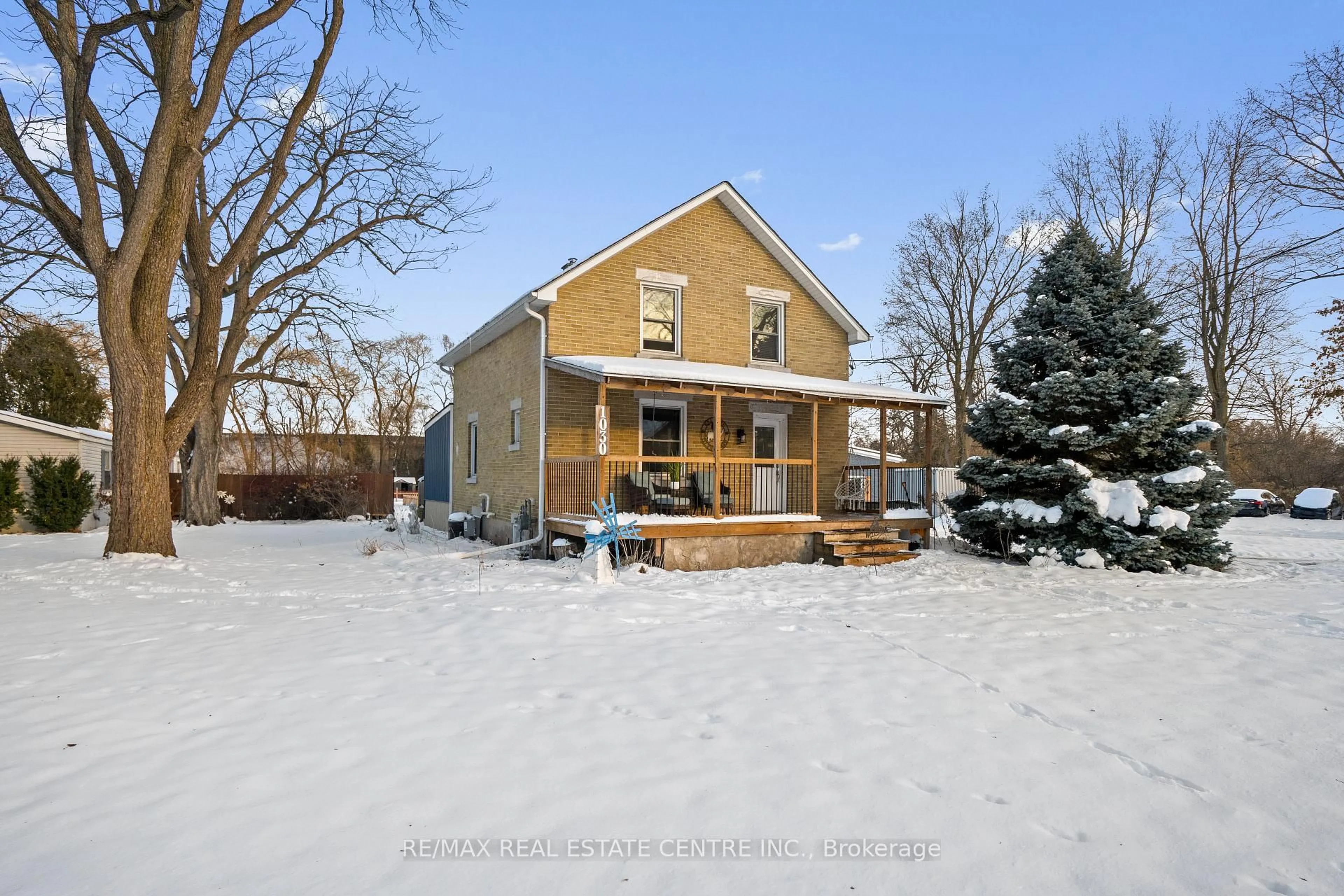 A pic from outside/outdoor area/front of a property/back of a property/a pic from drone, street for 1030 Beaverdale Rd, Cambridge Ontario N3C 2V3