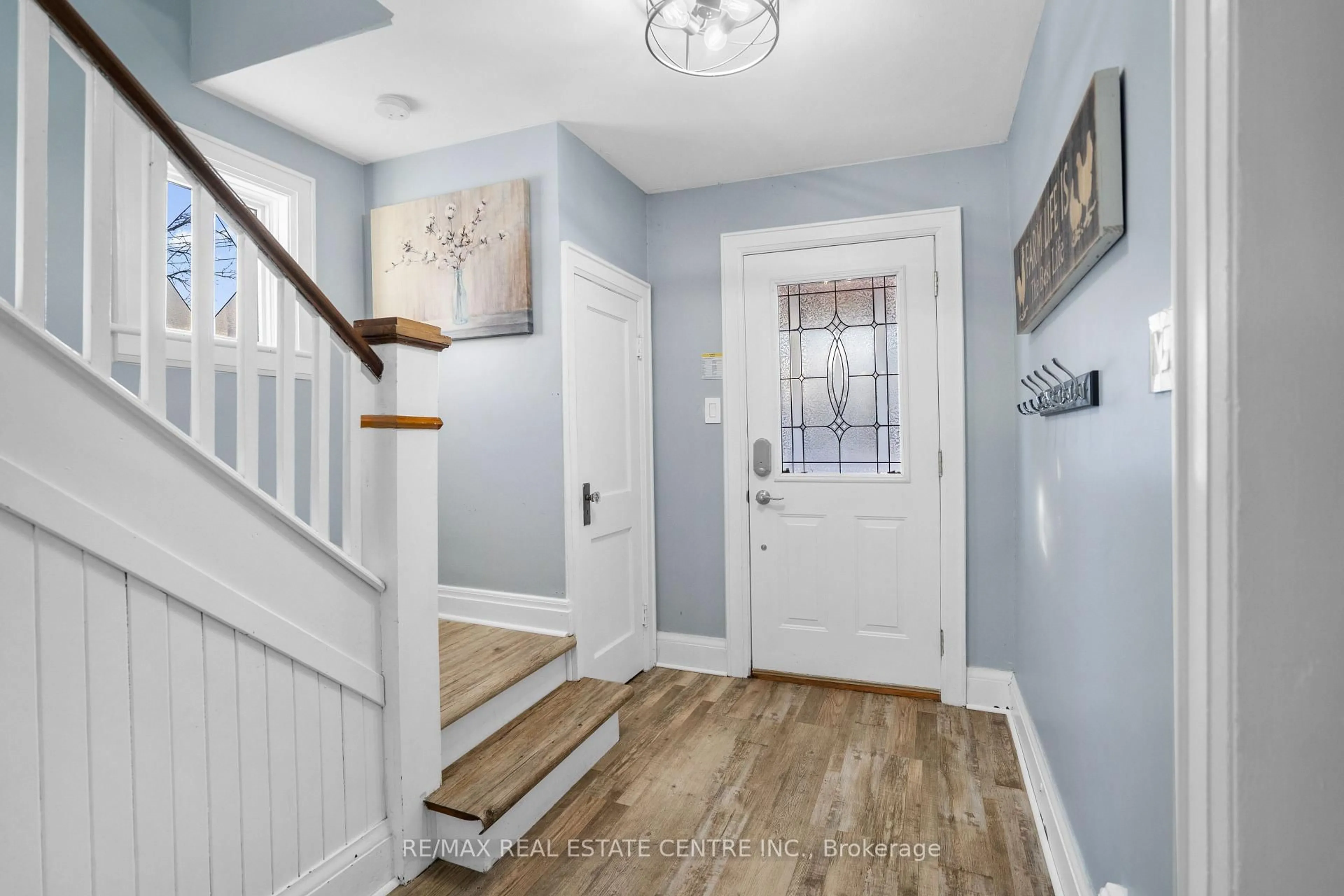 Indoor entryway for 1030 Beaverdale Rd, Cambridge Ontario N3C 2V3