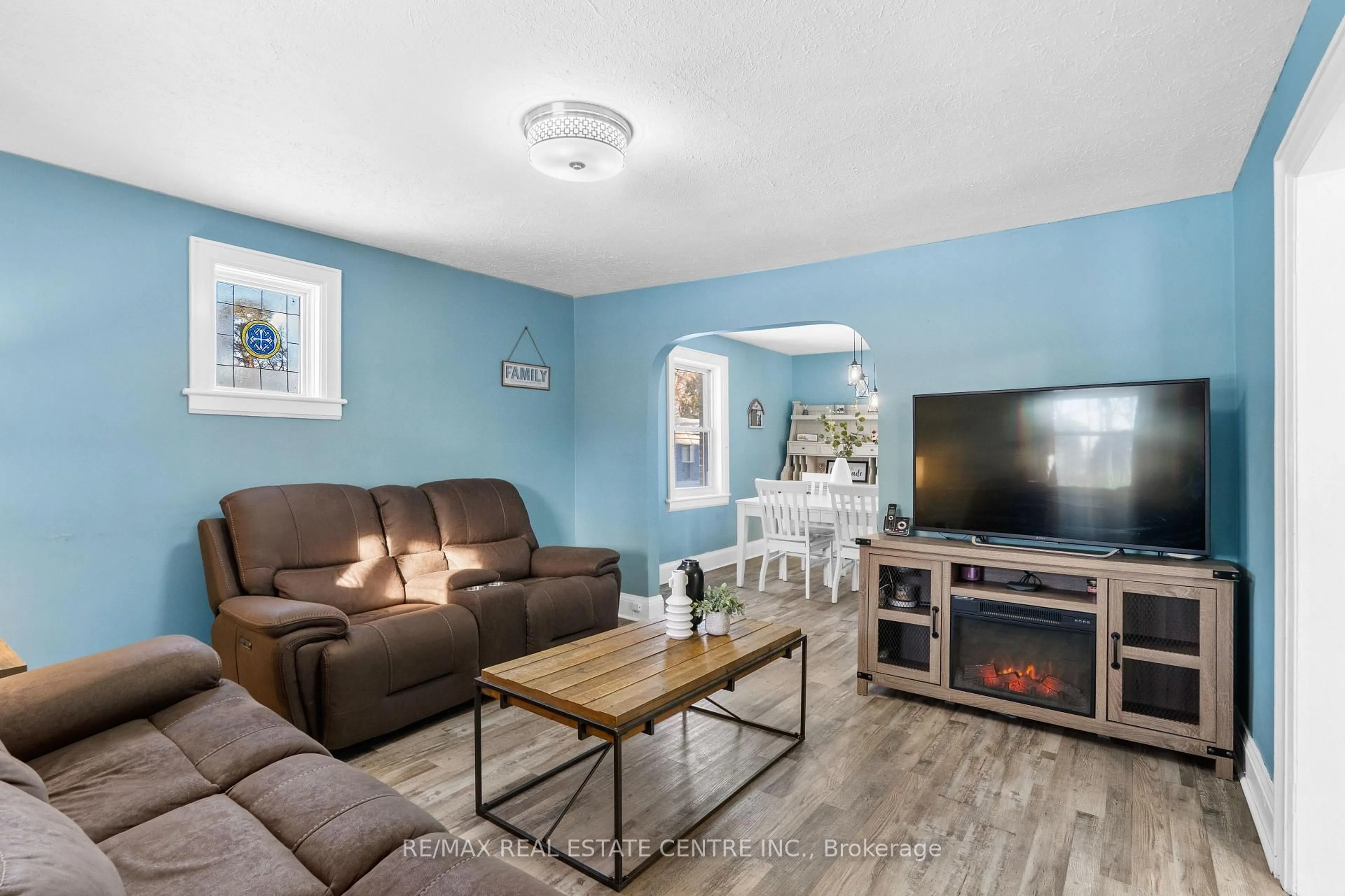 Living room with furniture, unknown for 1030 Beaverdale Rd, Cambridge Ontario N3C 2V3