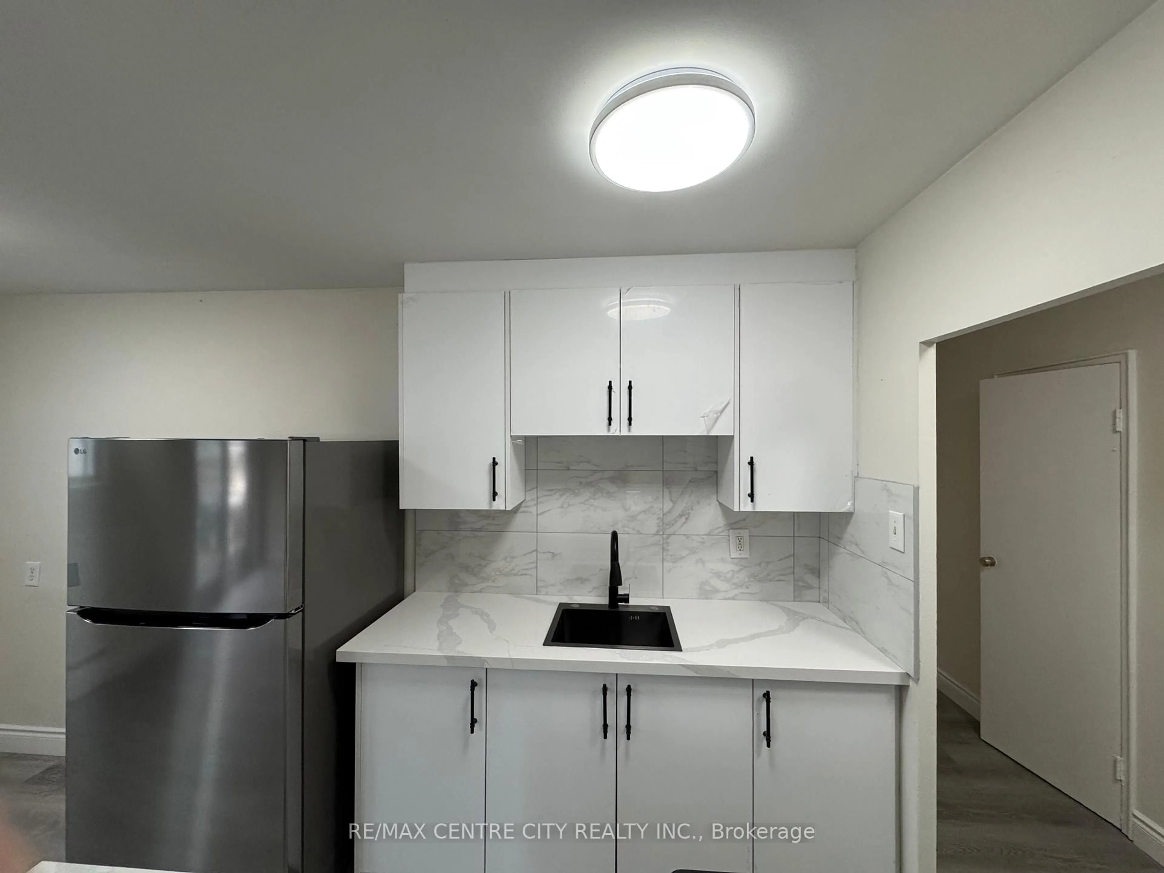 Standard kitchen, unknown for 1830 Dumont St #206, London East Ontario N5W 2S1