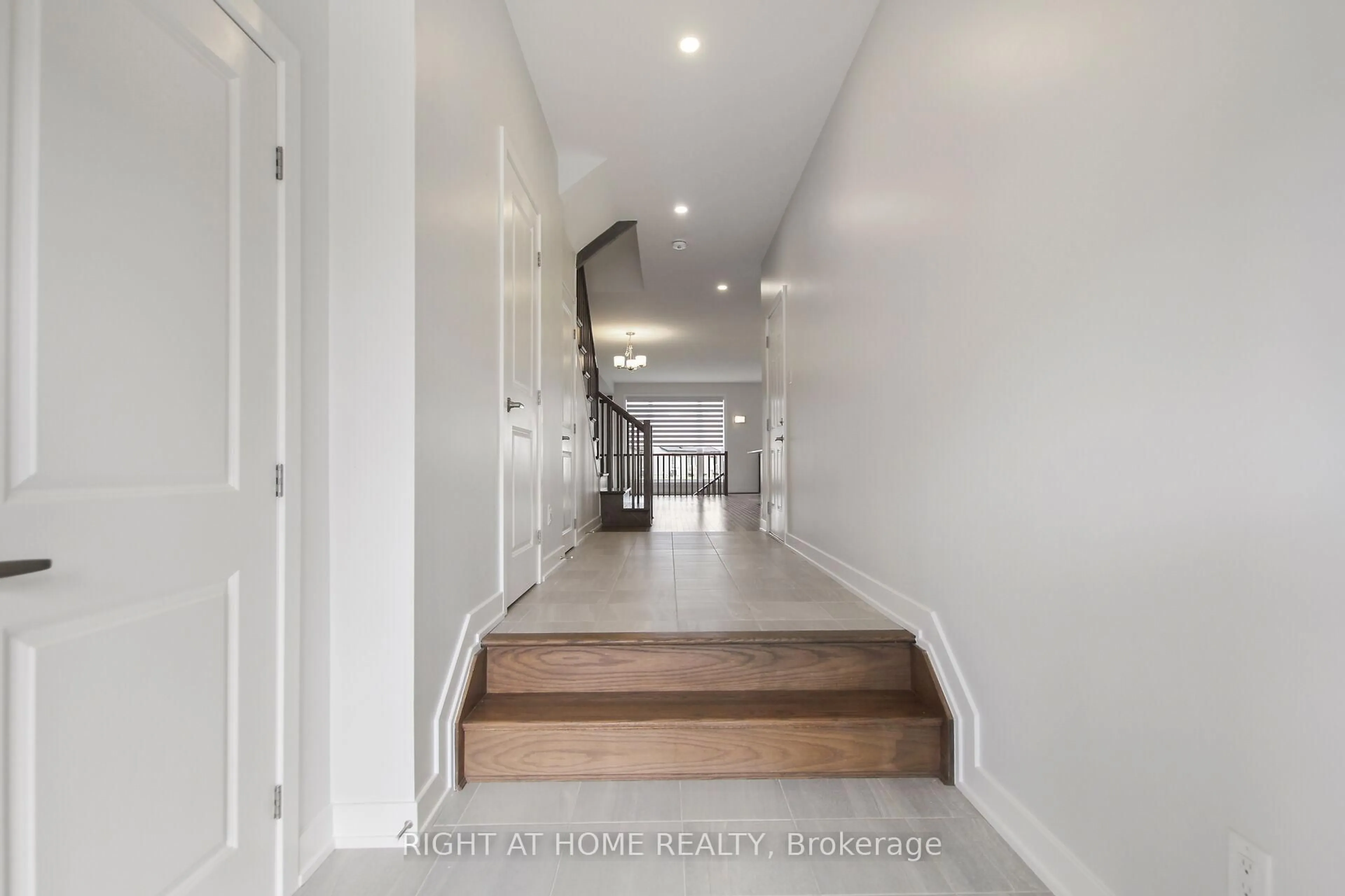 Indoor foyer for 534 CORRETTO Pl, Ottawa Ontario K2J 6Z1
