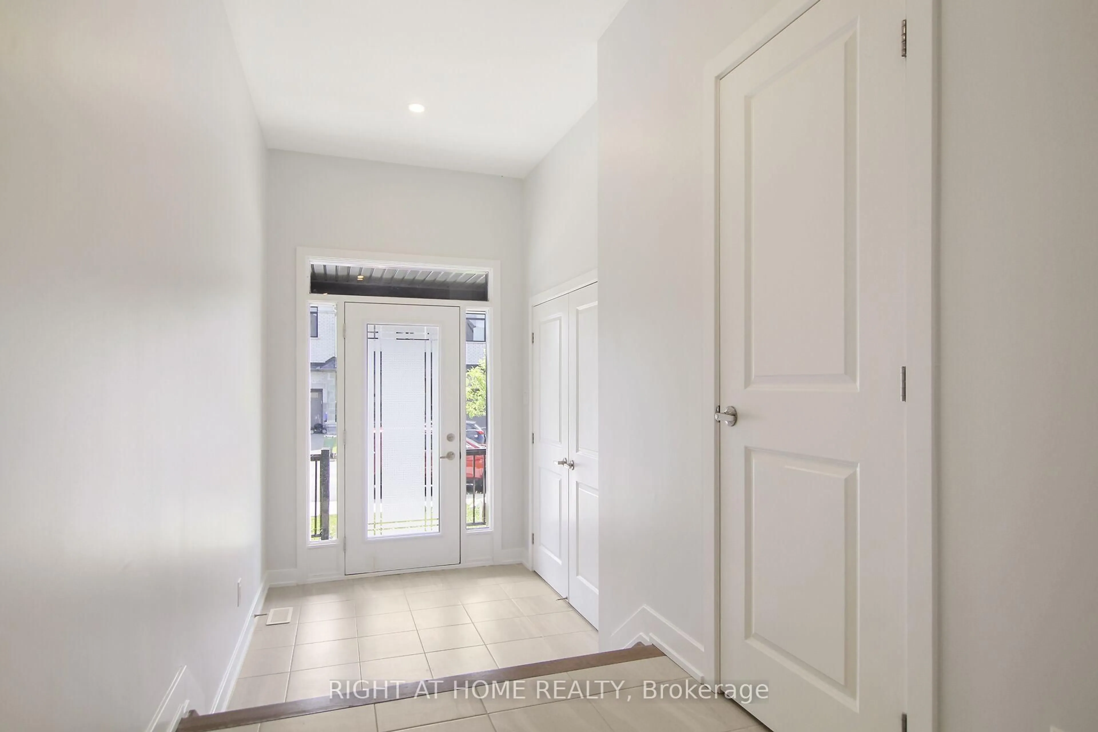 Indoor entryway for 534 CORRETTO Pl, Ottawa Ontario K2J 6Z1