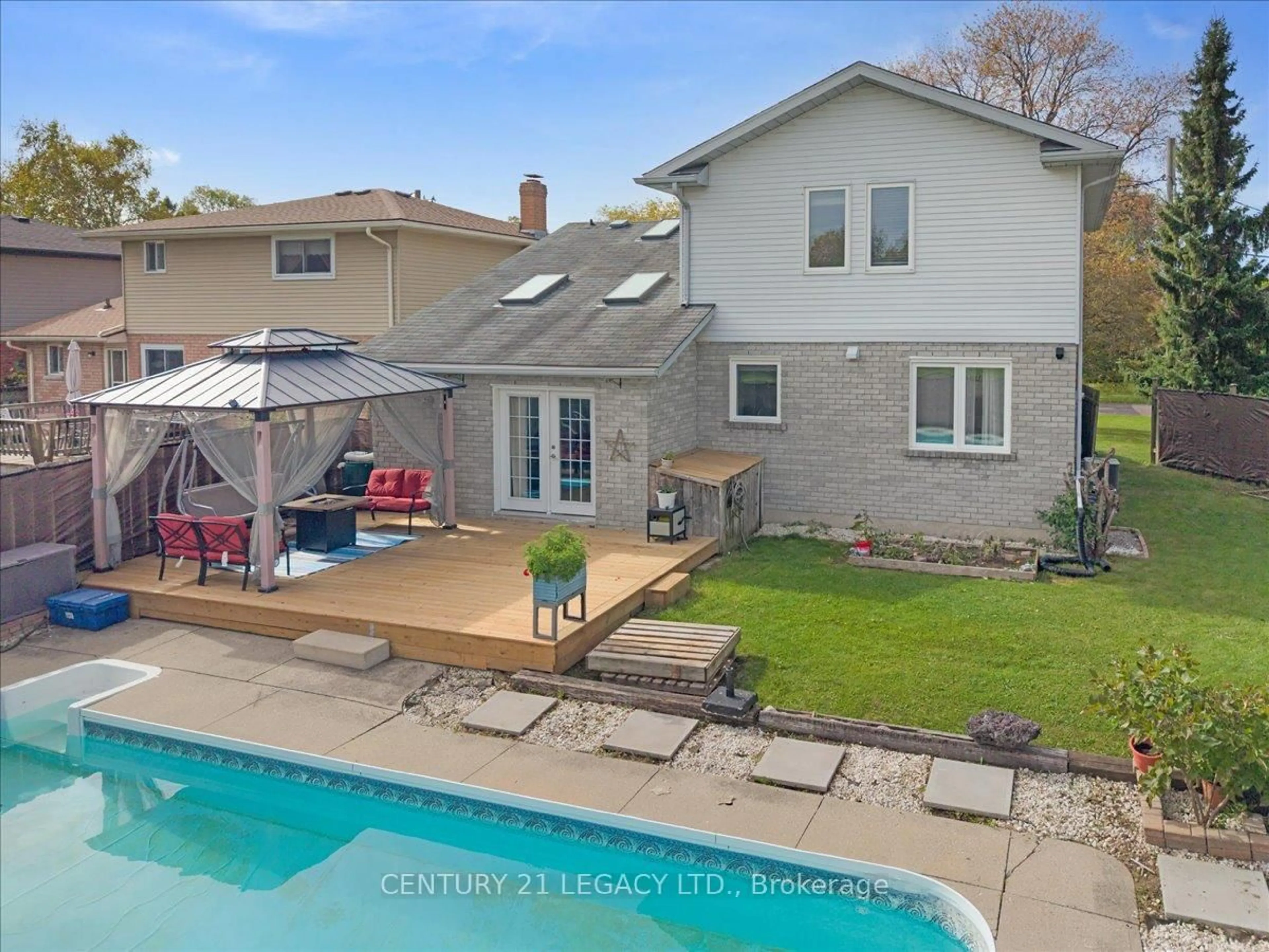 A pic from outside/outdoor area/front of a property/back of a property/a pic from drone, street for 3 Nelson Ave, Kitchener Ontario N2K 1C7