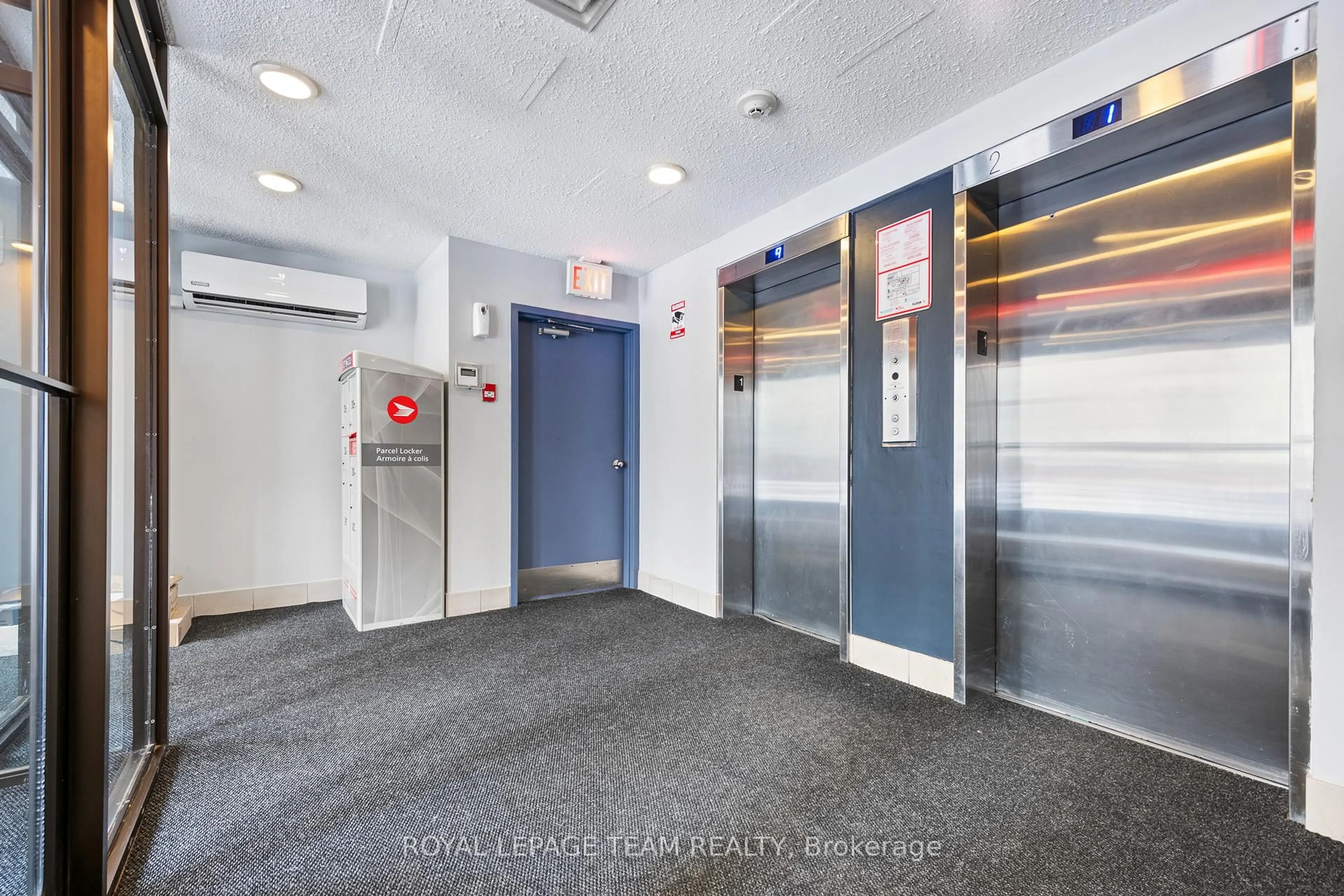 Indoor foyer for 200 Bay St #901, Ottawa Ontario K1R 7W8