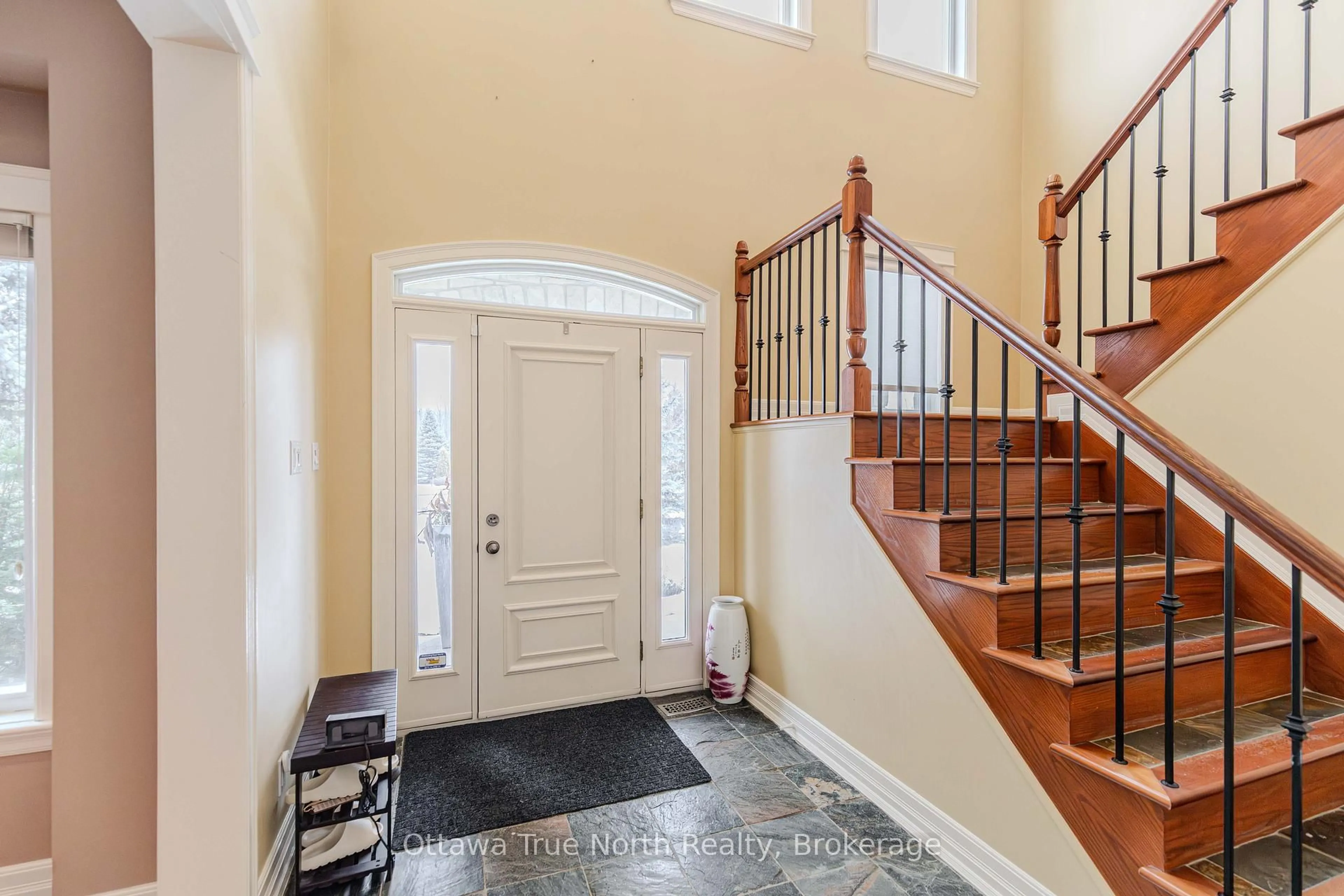 Indoor entryway for 1530 Lords Manor Lane, Ottawa Ontario K4M 1K3