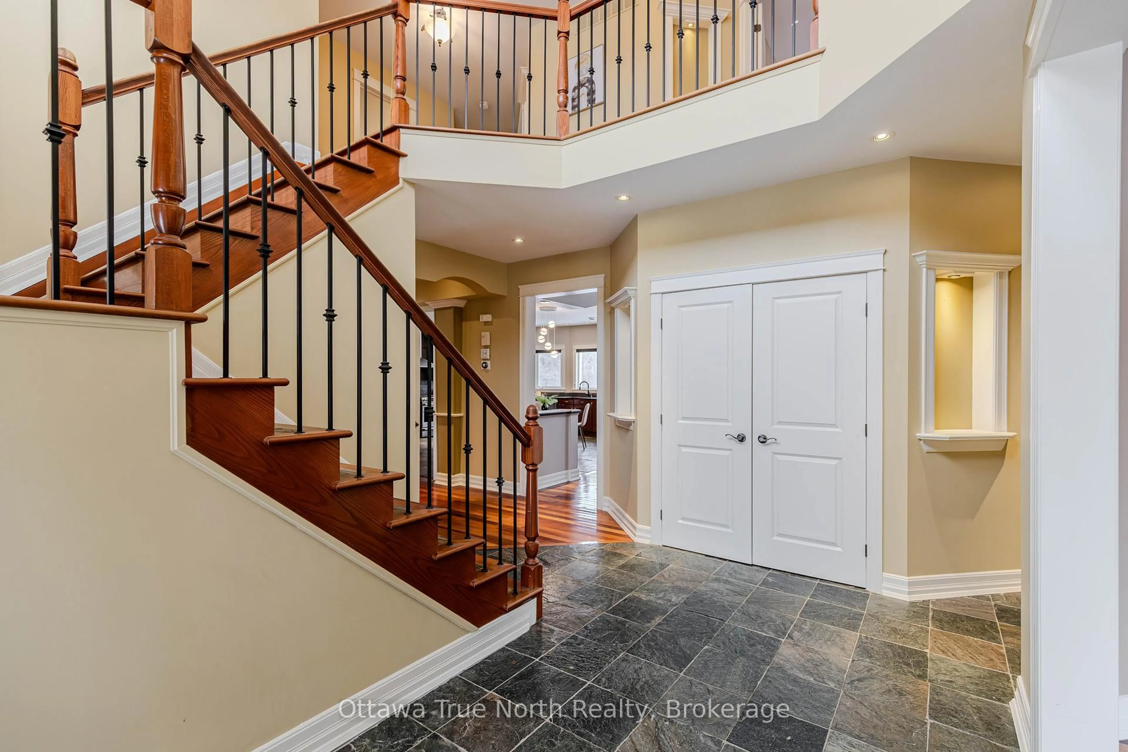 Indoor entryway for 1530 Lords Manor Lane, Ottawa Ontario K4M 1K3