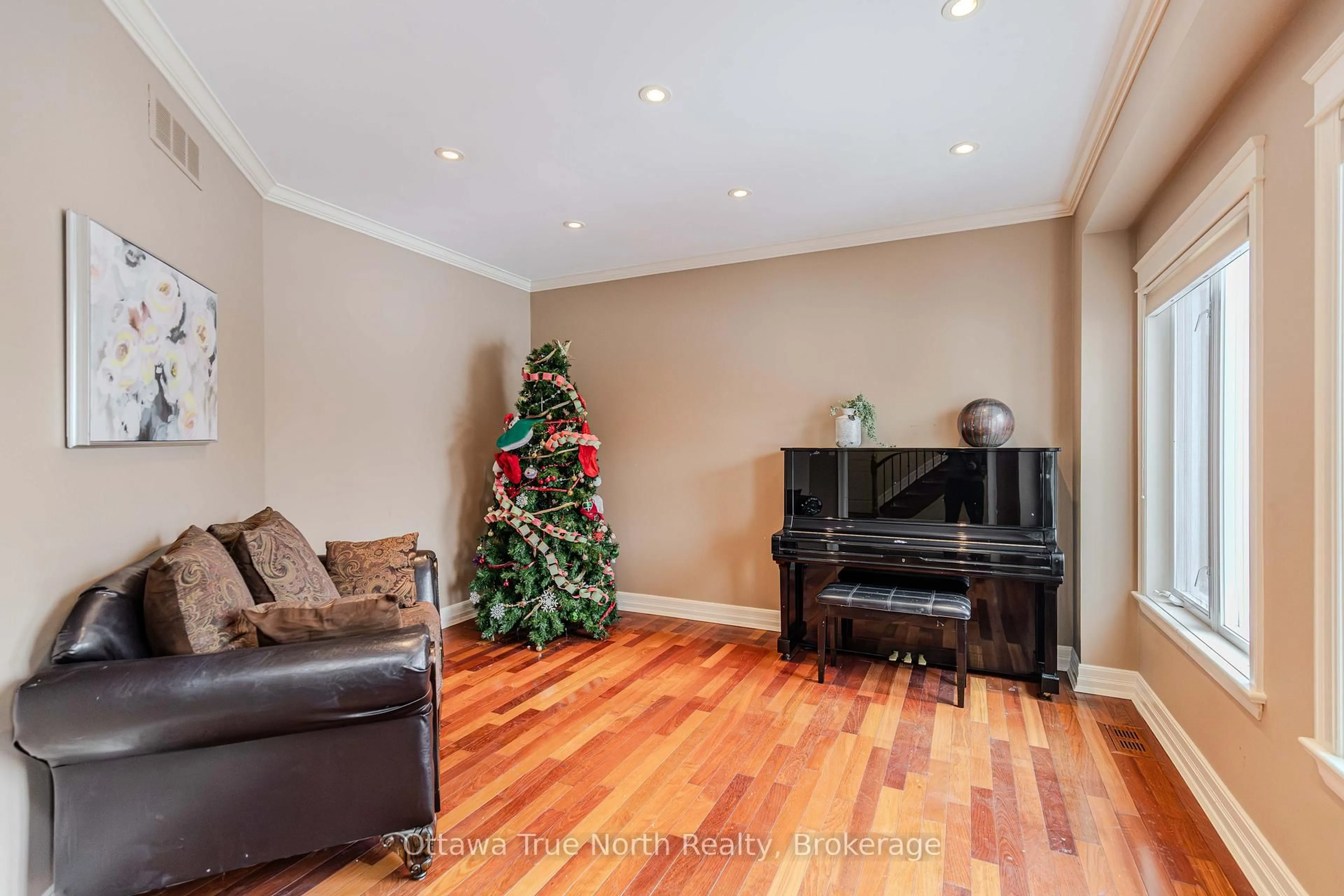 Living room with furniture, unknown for 1530 Lords Manor Lane, Ottawa Ontario K4M 1K3