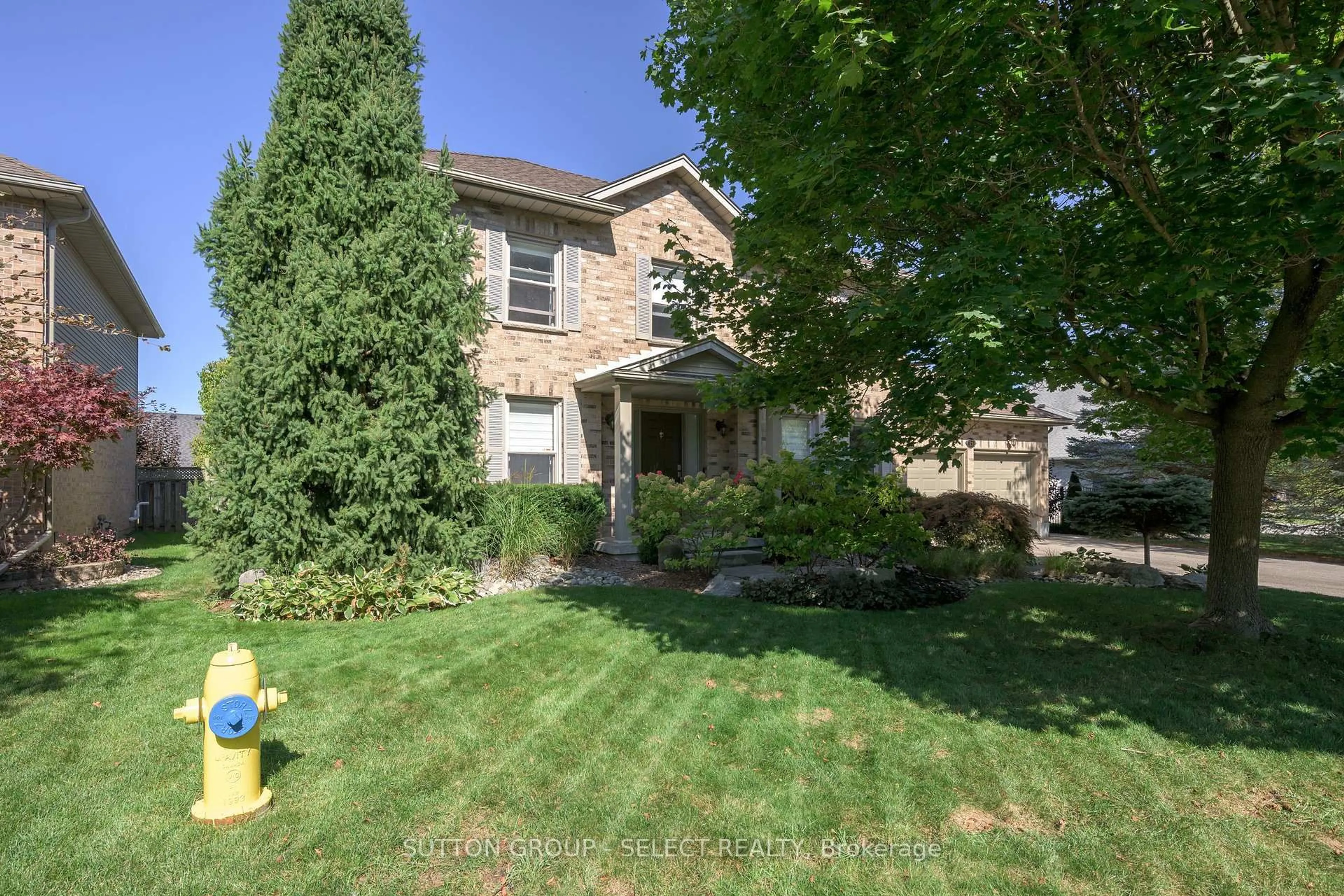 A pic from outside/outdoor area/front of a property/back of a property/a pic from drone, street for 15 Marcus Cres, London North Ontario N6G 4Y9