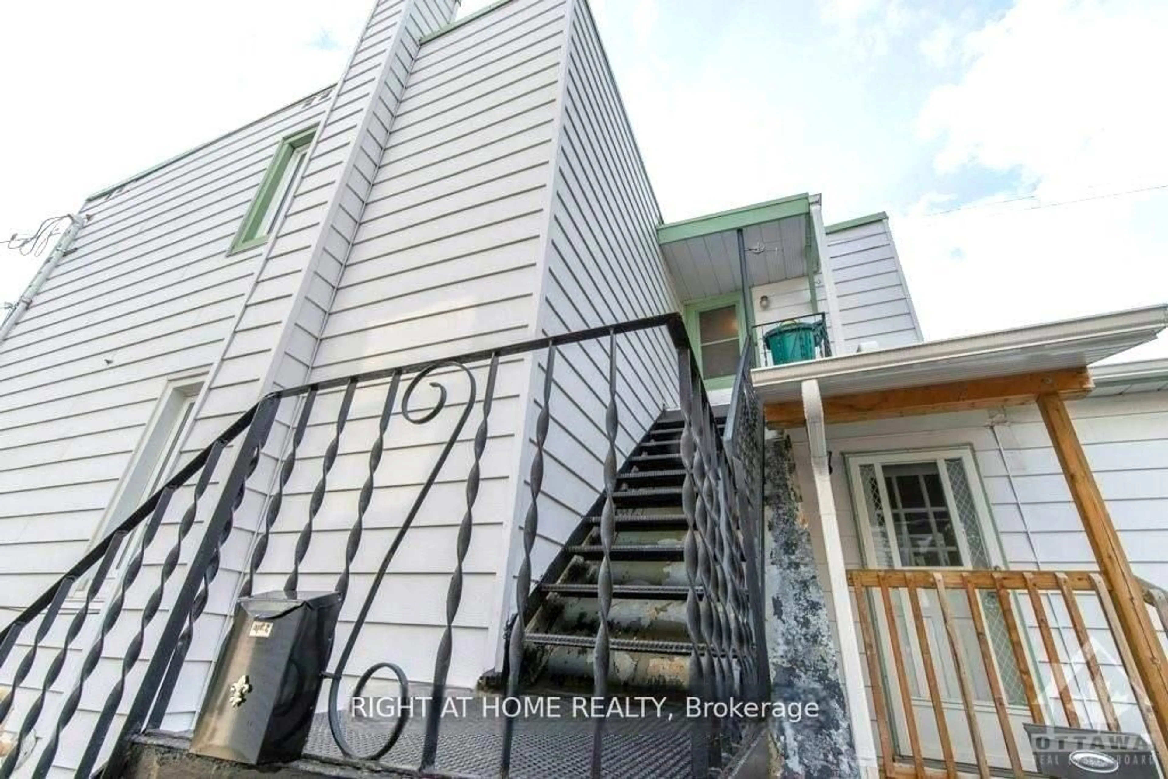 Home with vinyl exterior material, building for 333 Levis Ave, Ottawa Ontario K1L 6G9