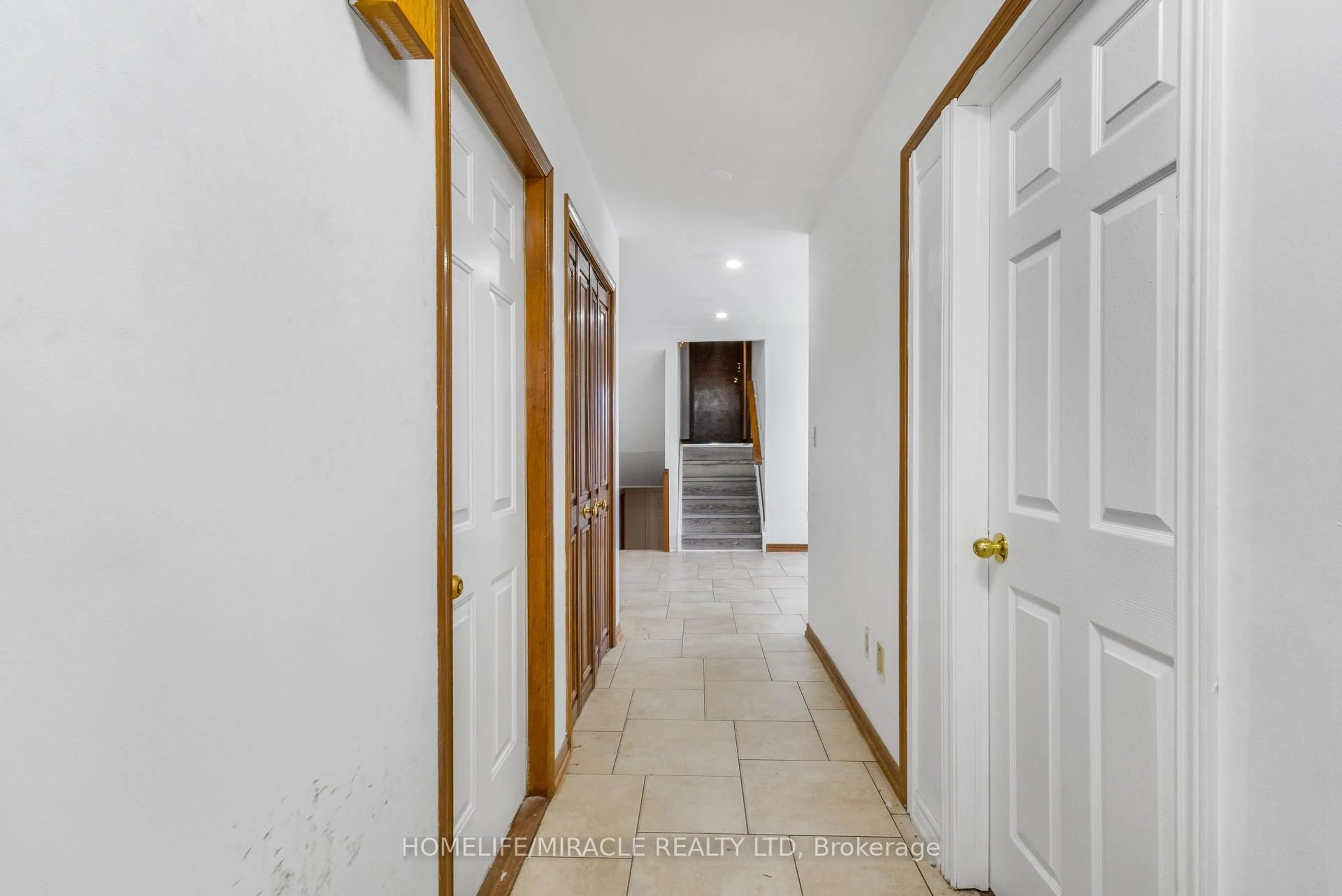 Indoor entryway for 4 Eastwood Dr, Welland Ontario L3C 6W3