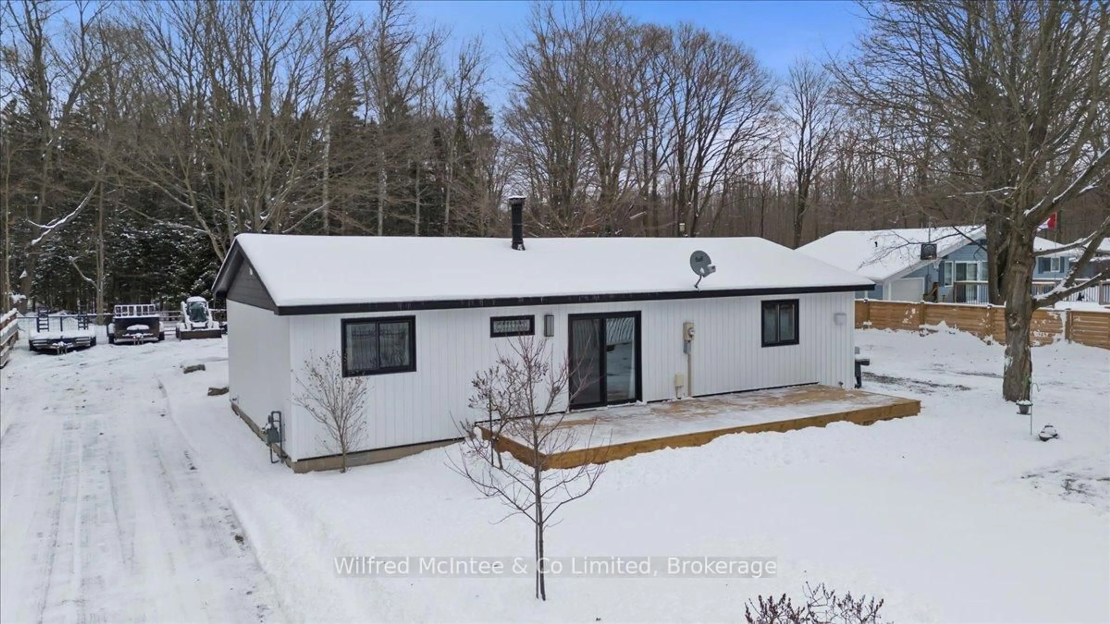 A pic from outside/outdoor area/front of a property/back of a property/a pic from drone, building for 38 ALLISTER Pl, South Bruce Peninsula Ontario N0H 2G0