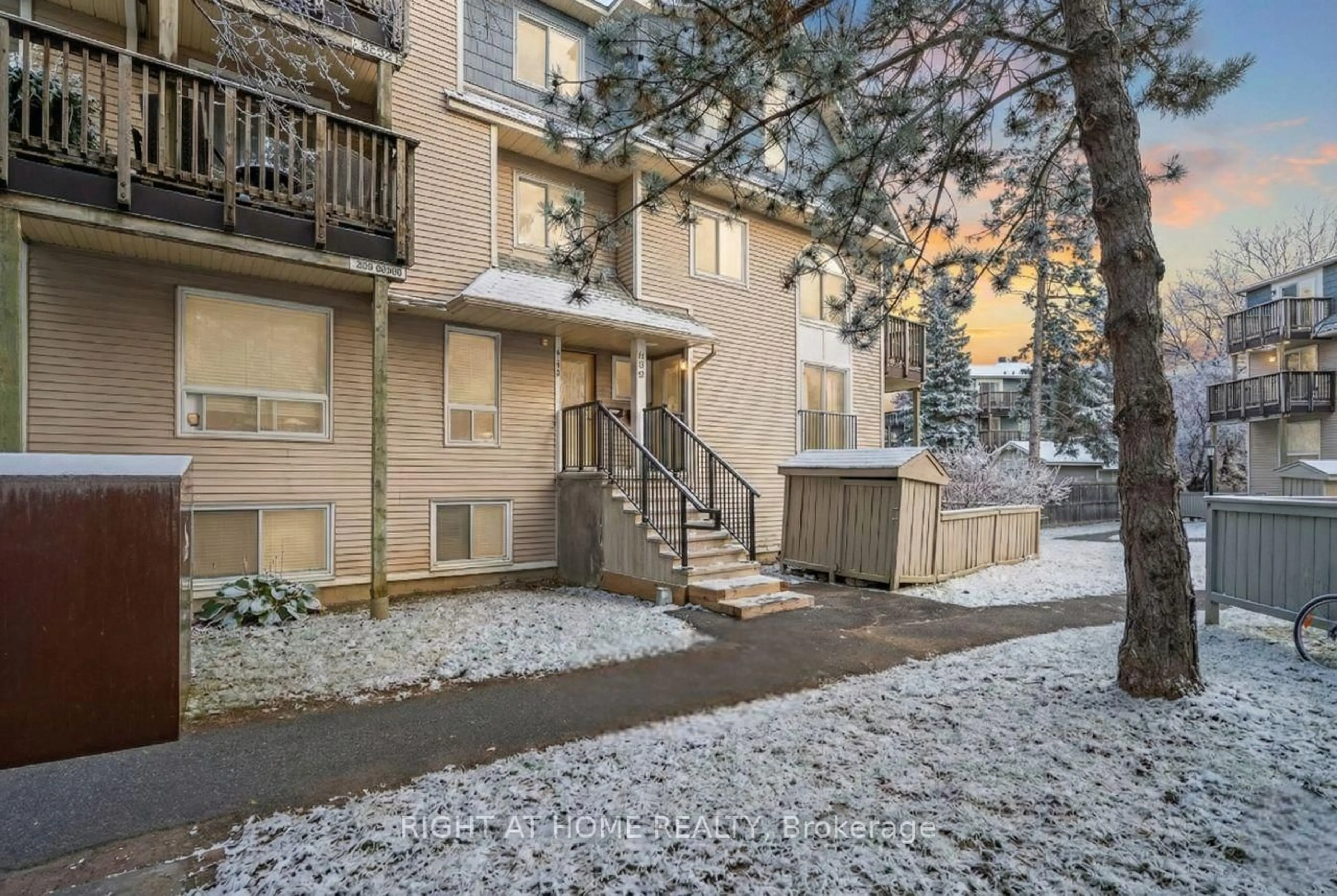 Patio, street for 606 Tanguay Crt, Ottawa Ontario K2L 3X3