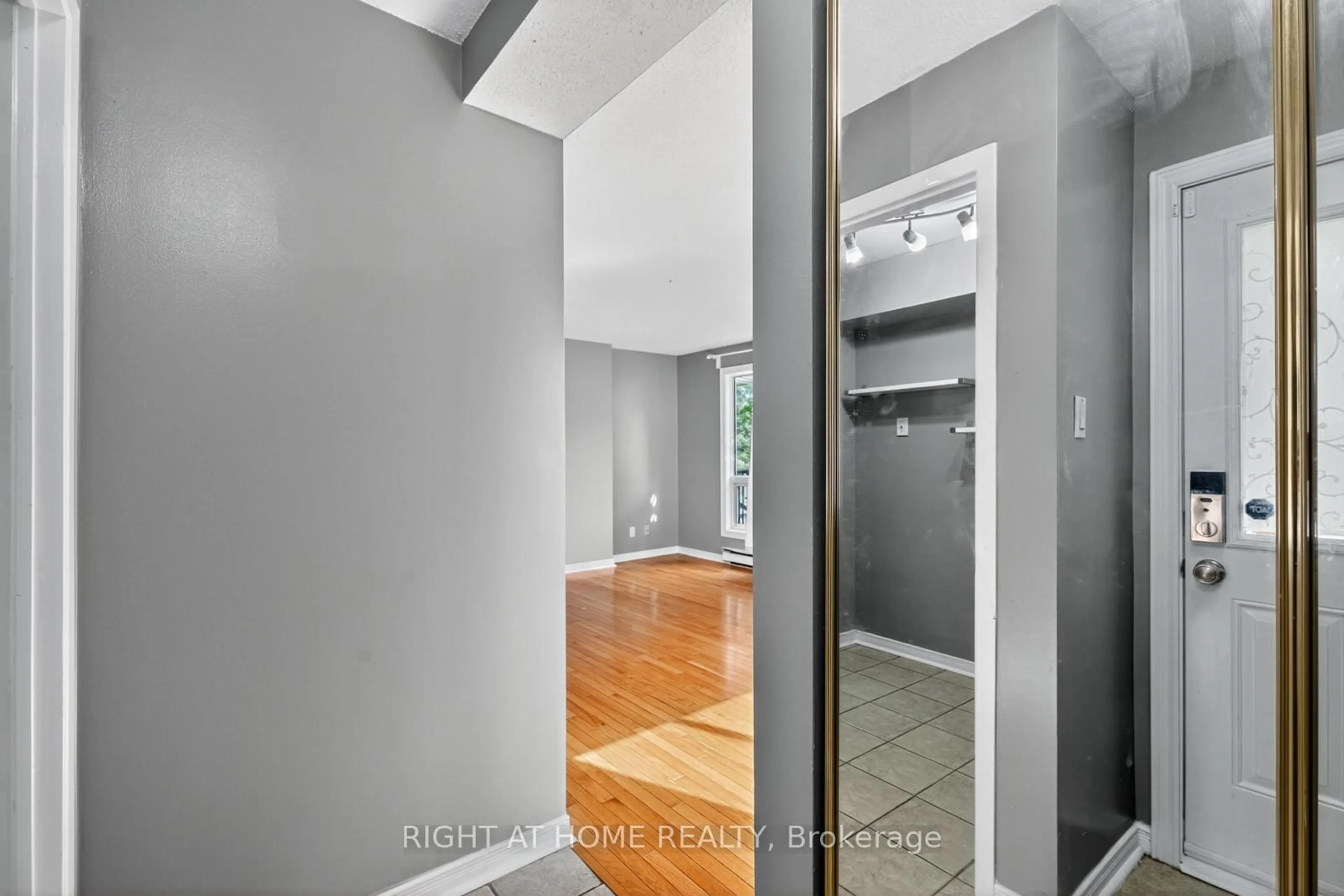 Indoor entryway for 606 Tanguay Crt, Ottawa Ontario K2L 3X3