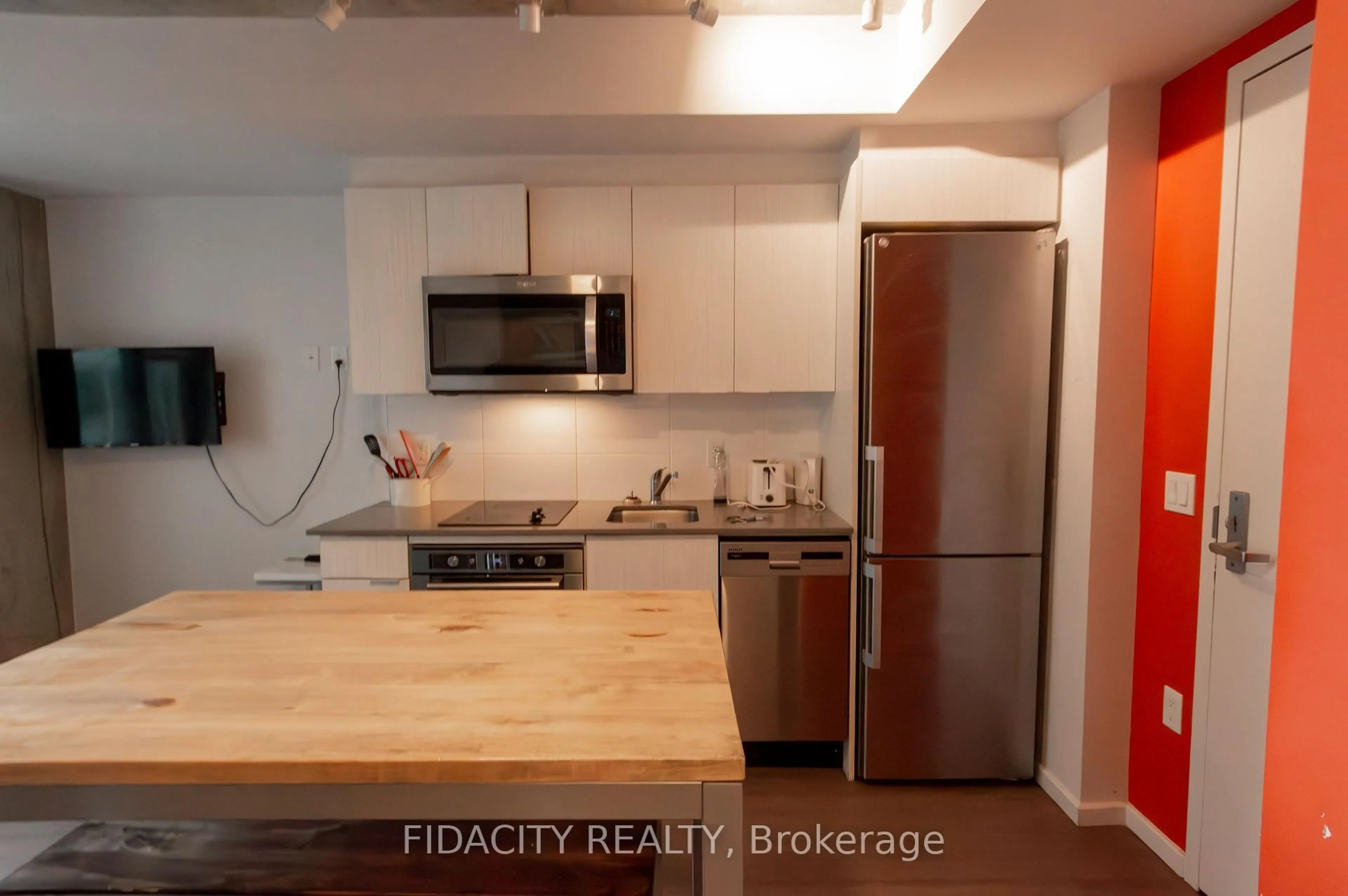Standard kitchen, wood/laminate floor for 105 Champagne Ave #1516, Ottawa Ontario K1S 4P3