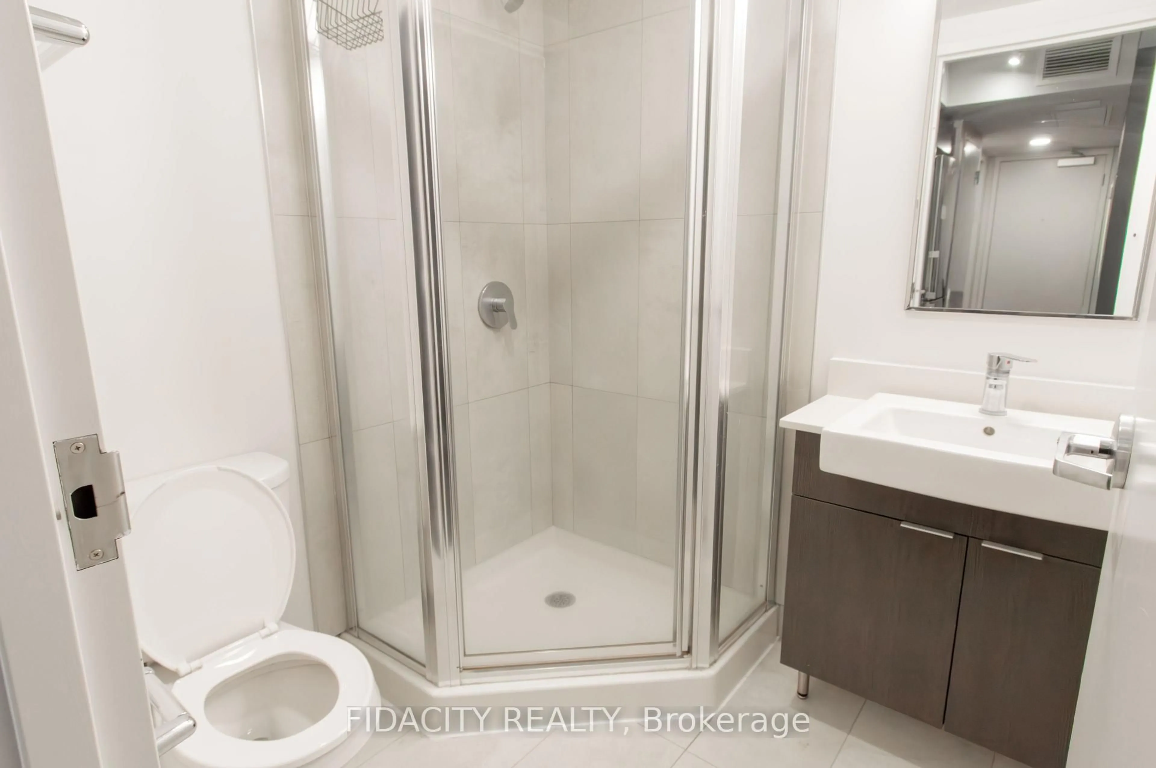 Standard bathroom, ceramic/tile floor for 105 Champagne Ave #2315, Ottawa Ontario K1S 4P3