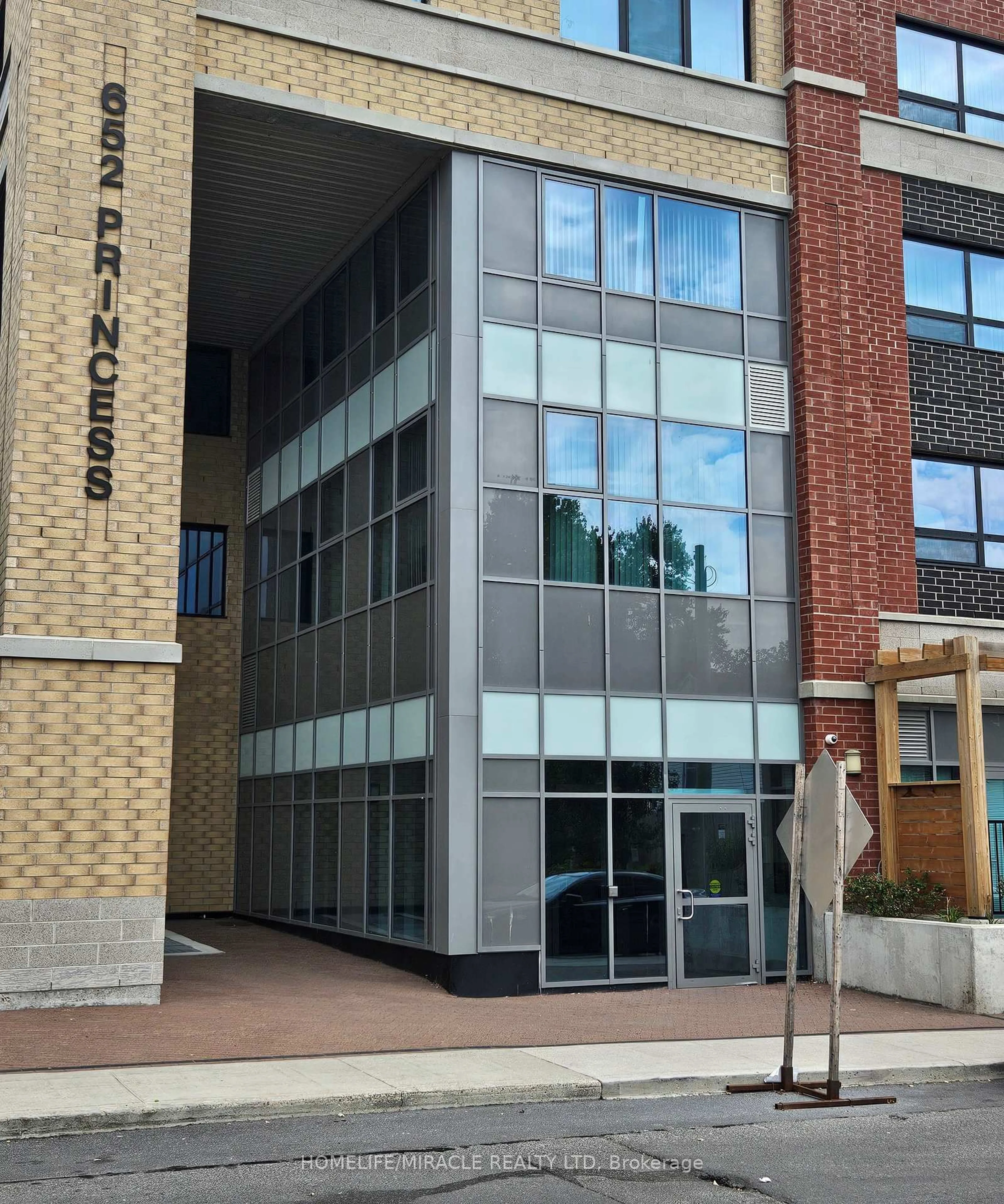 Indoor foyer for 652 Princess St #420, Kingston Ontario K7L 3Z9