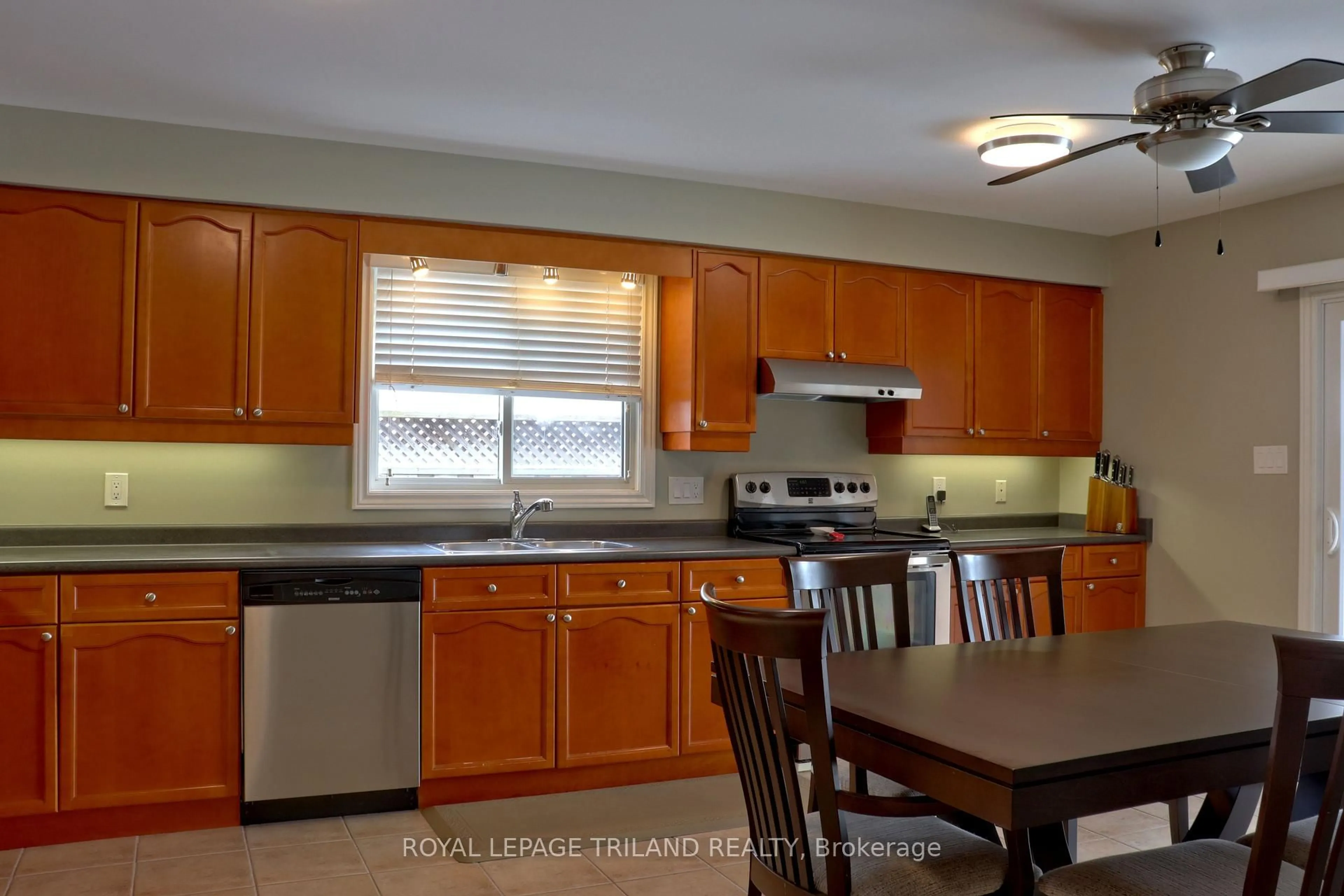 Standard kitchen, unknown for 1363 Reardon Blvd, London South Ontario N6M 1B4