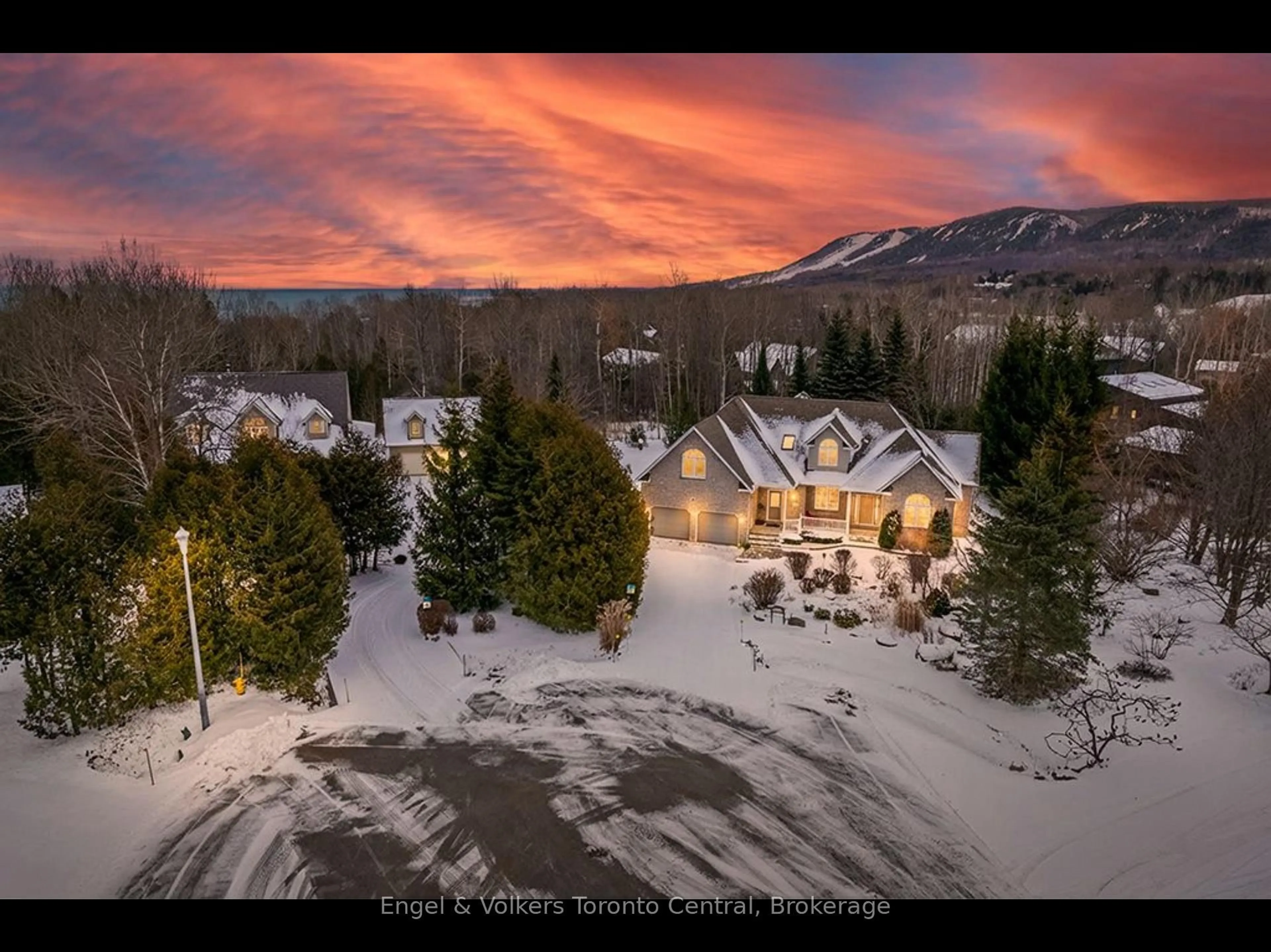 A pic from outside/outdoor area/front of a property/back of a property/a pic from drone, mountain view for 110 Aberdeen Crt, Blue Mountains Ontario N0H 1J0