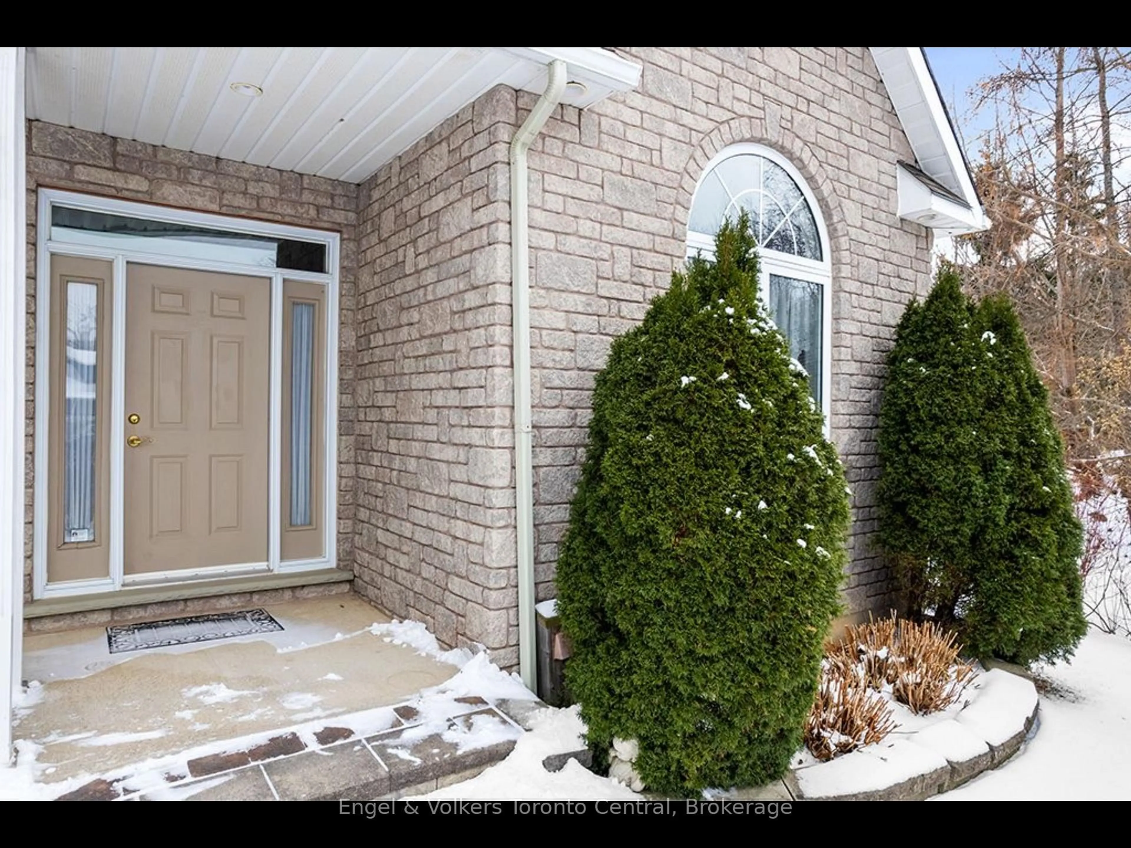 Indoor entryway for 110 Aberdeen Crt, Blue Mountains Ontario N0H 1J0