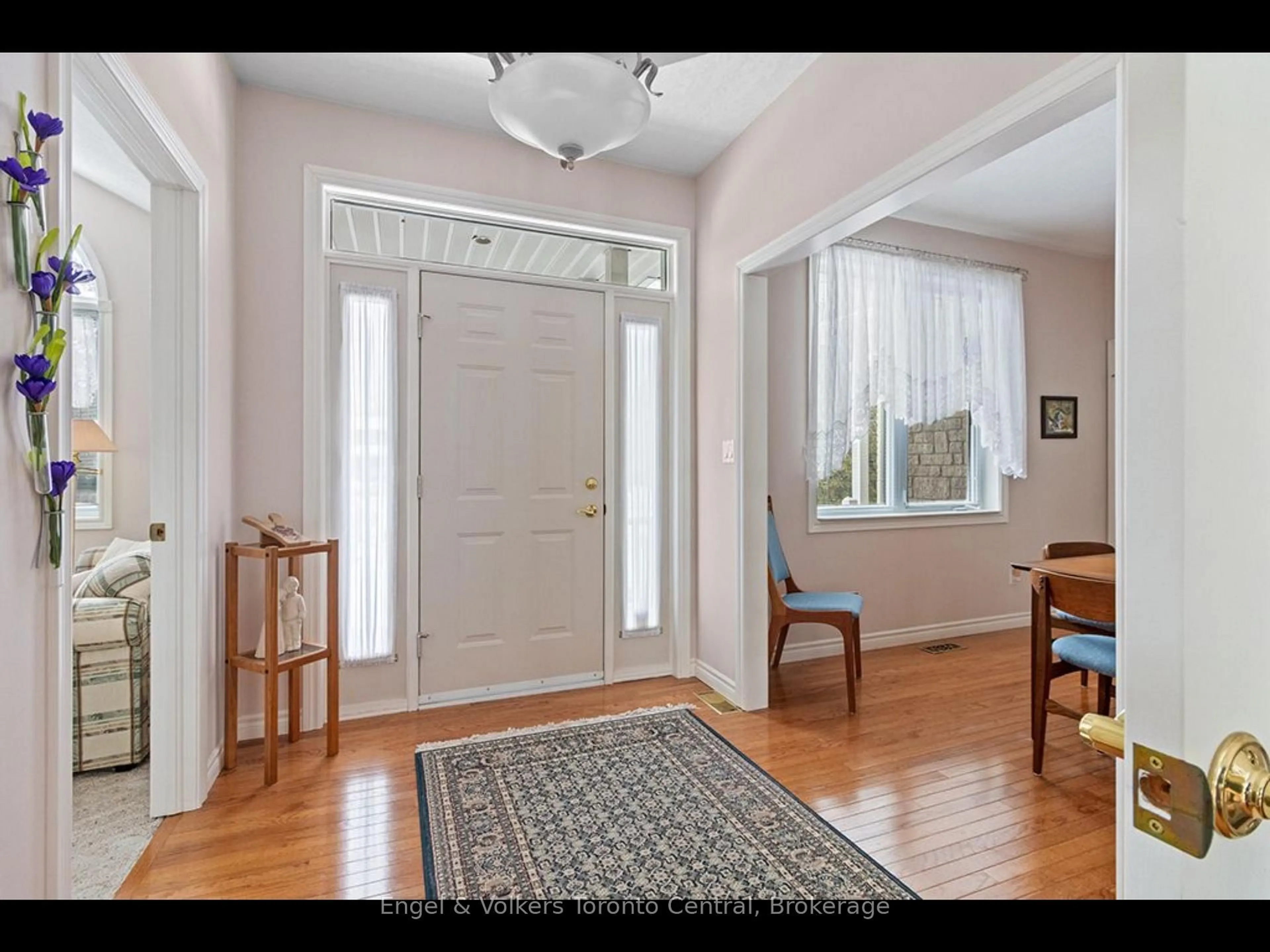 Indoor entryway for 110 Aberdeen Crt, Blue Mountains Ontario N0H 1J0