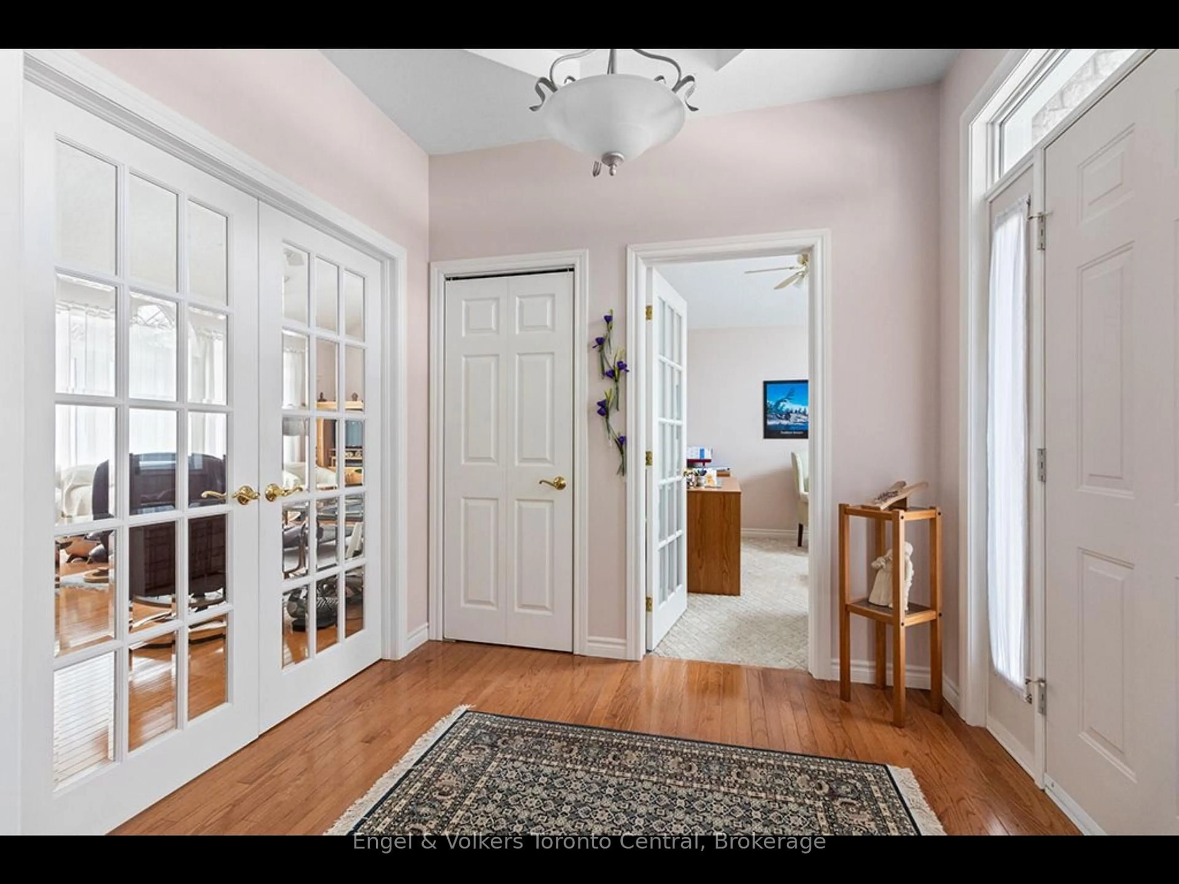 Indoor entryway for 110 Aberdeen Crt, Blue Mountains Ontario N0H 1J0