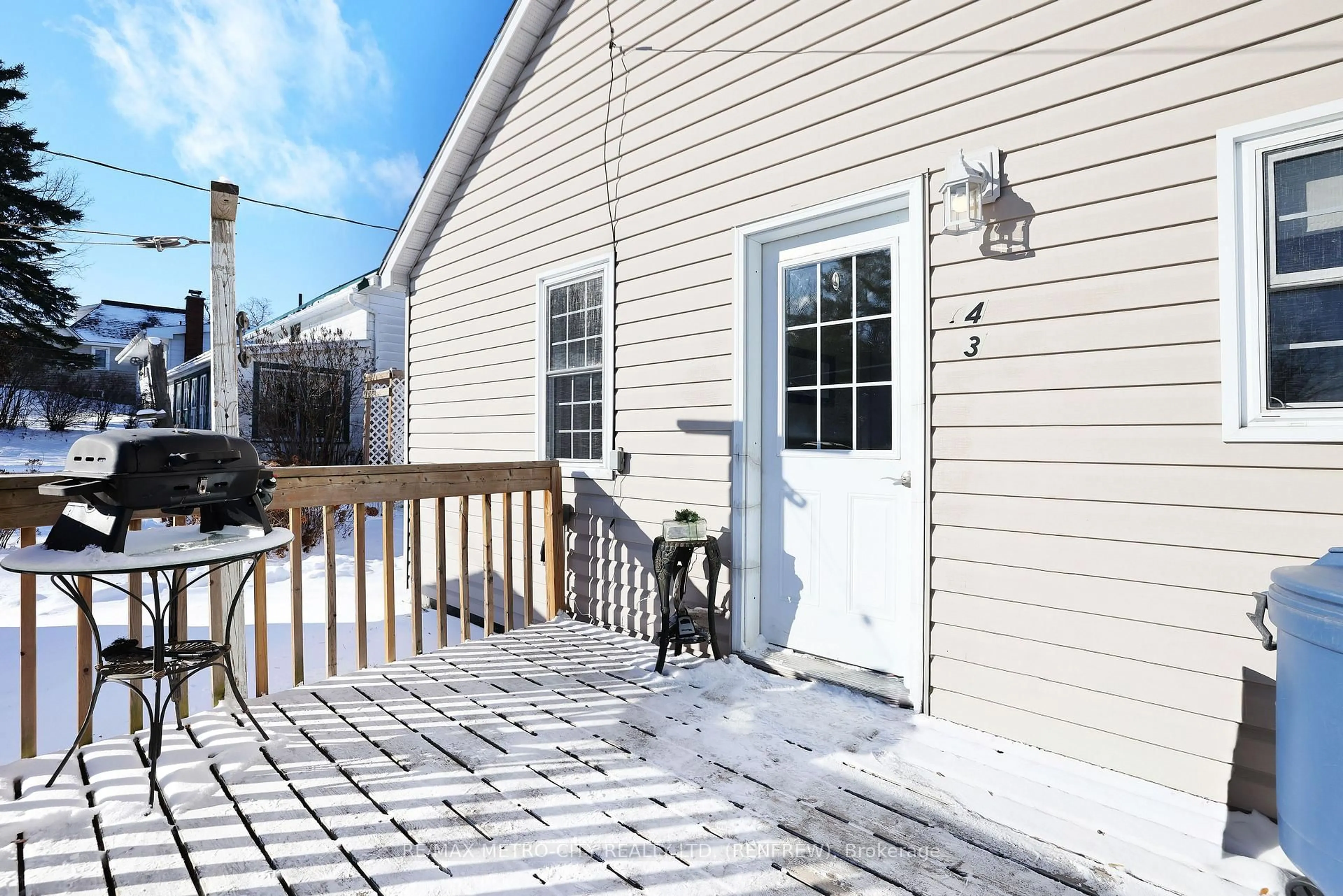 Patio, street for 43 Pembroke St, Cobden Ontario K0J 1K0