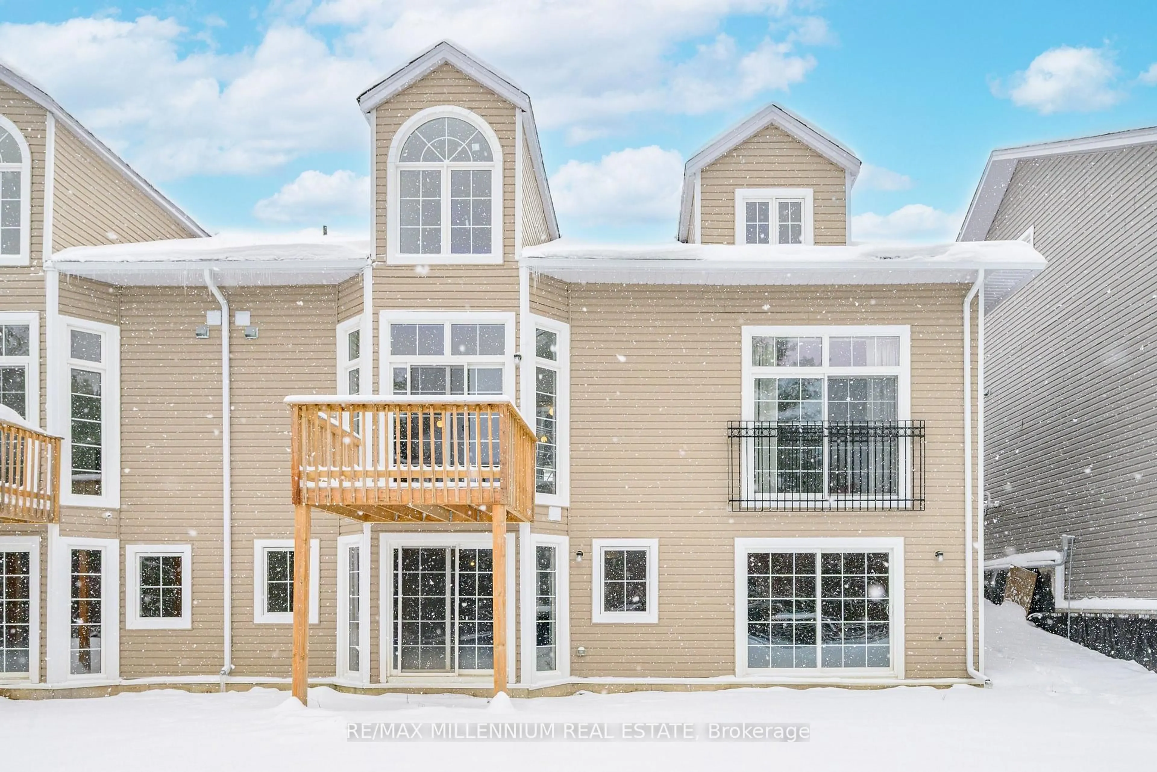 Home with vinyl exterior material, unknown for 6 Turnberry Crt, Bracebridge Ontario P1L 0N5