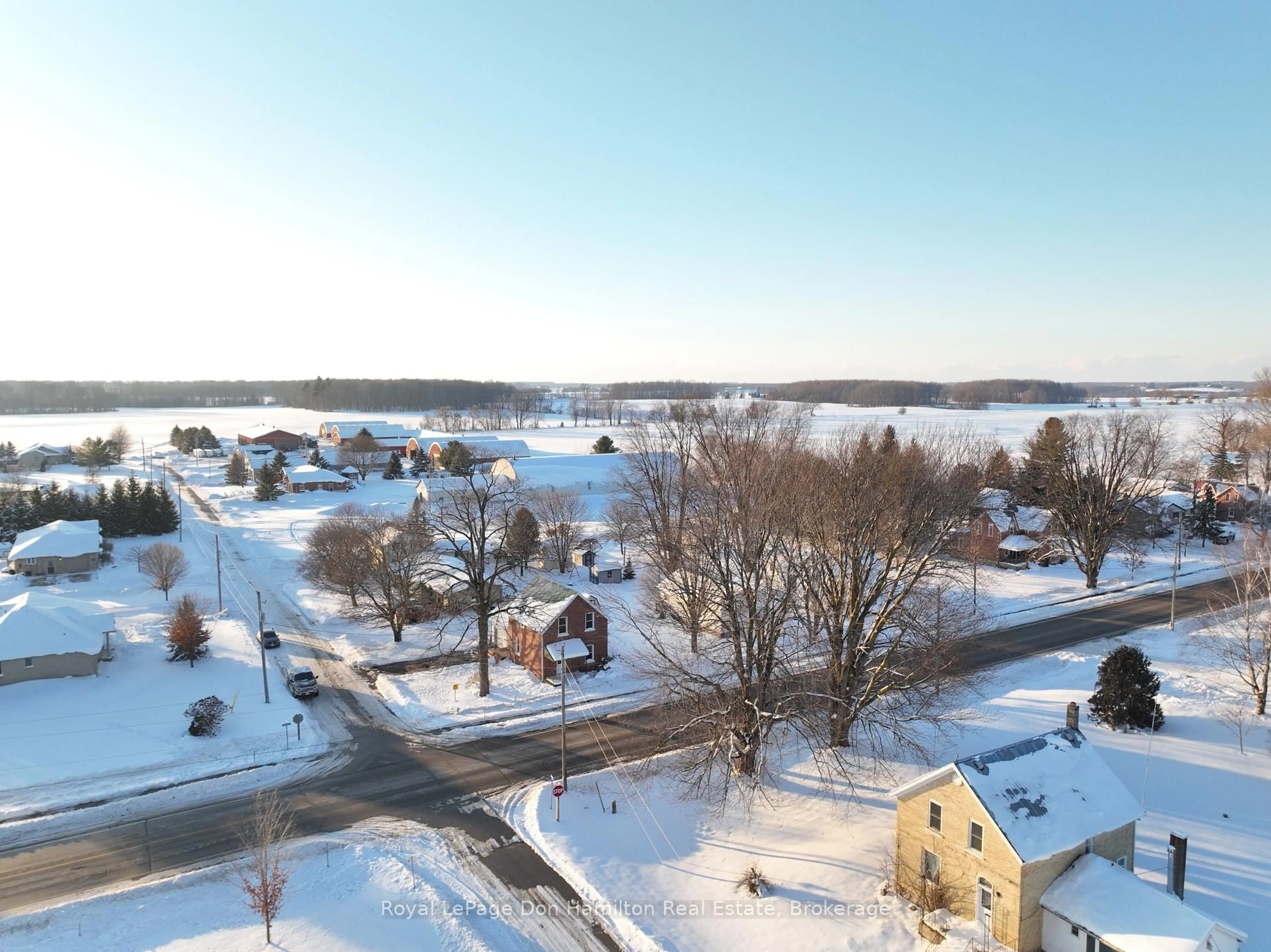 A pic from outside/outdoor area/front of a property/back of a property/a pic from drone, street for 3049 Queen St, Howick Ontario N0G 1V0