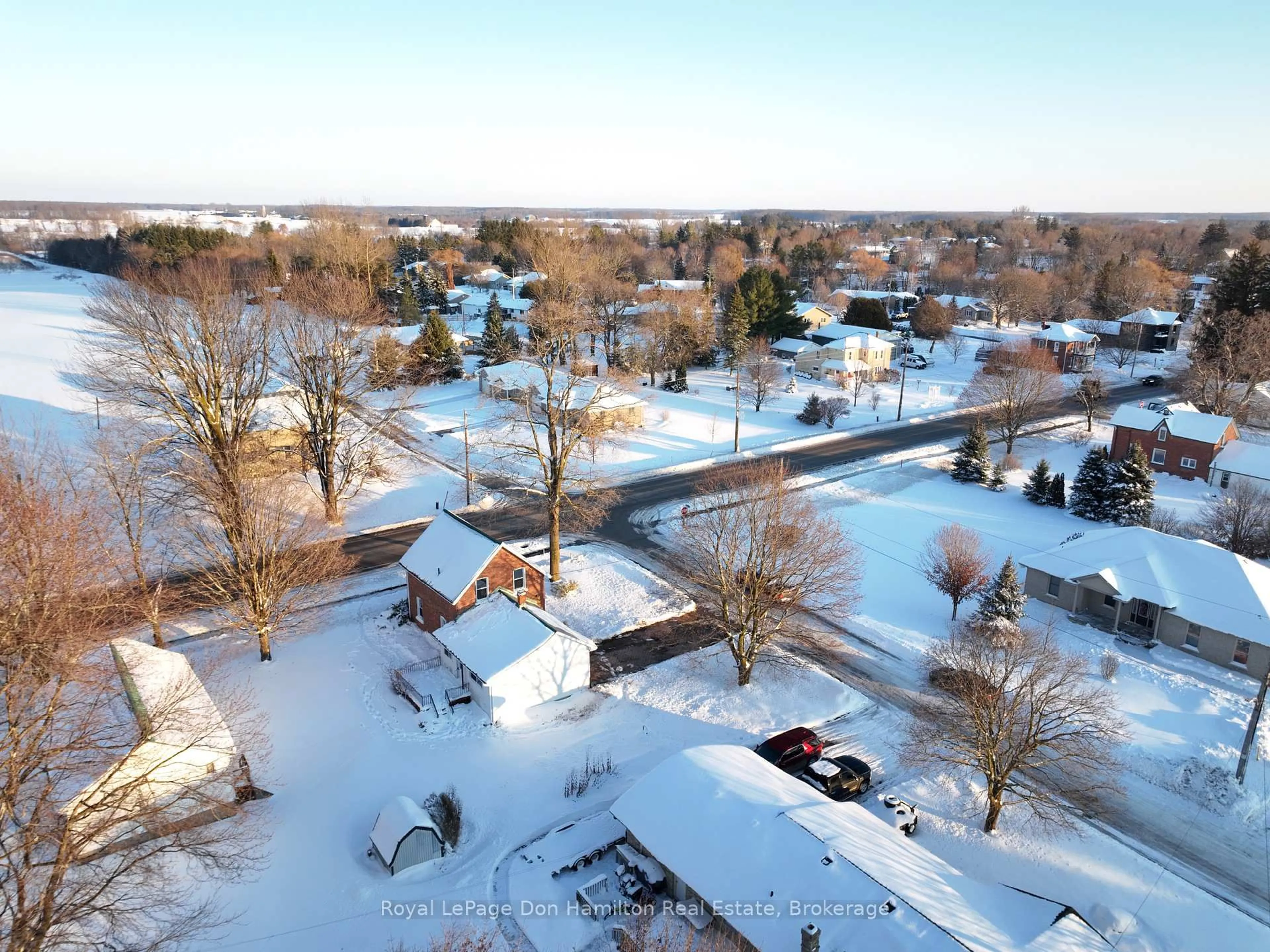 A pic from outside/outdoor area/front of a property/back of a property/a pic from drone, street for 3049 Queen St, Howick Ontario N0G 1V0