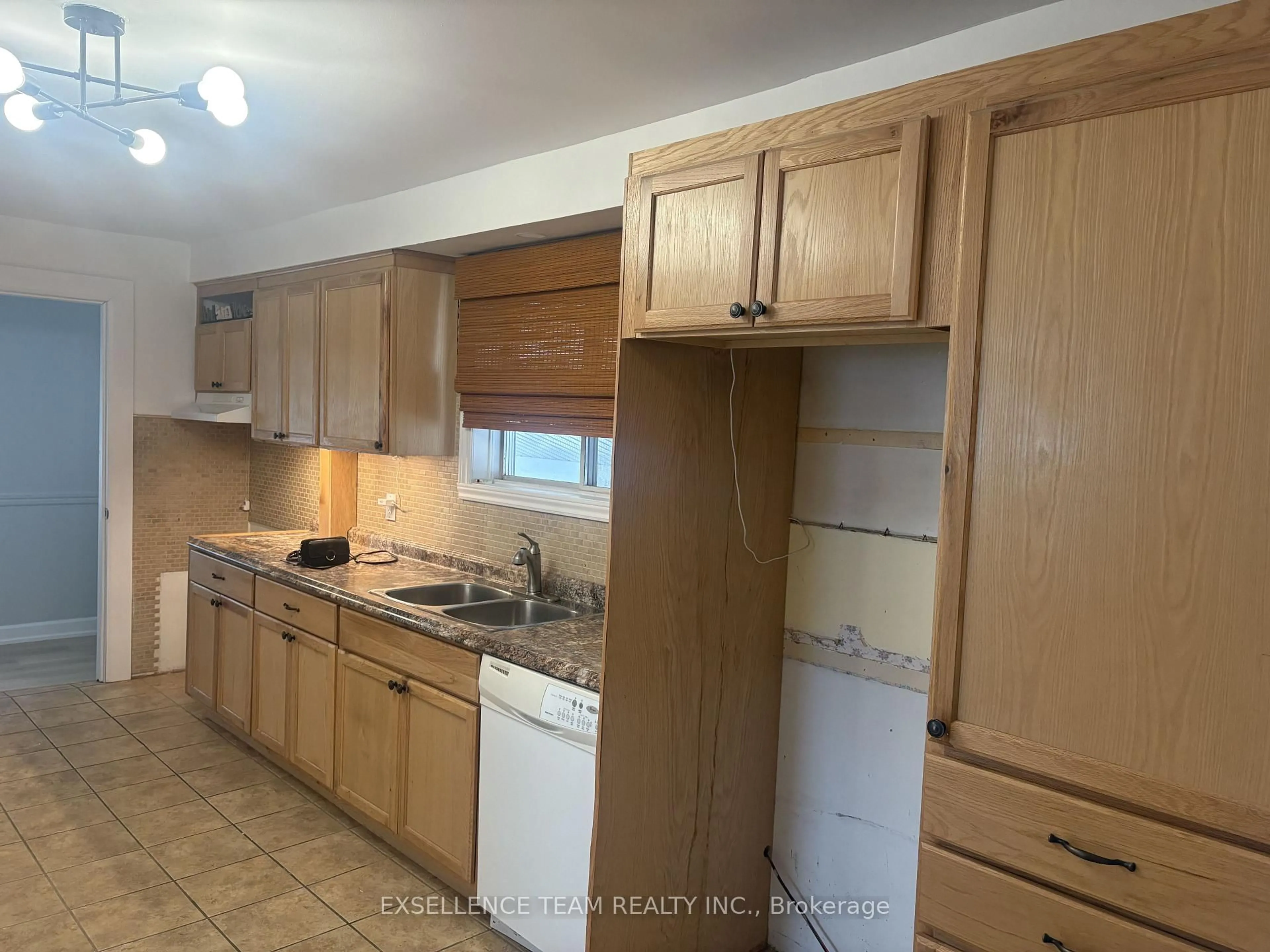 Standard kitchen, unknown for 345 St Felix St, Cornwall Ontario K6H 5A7