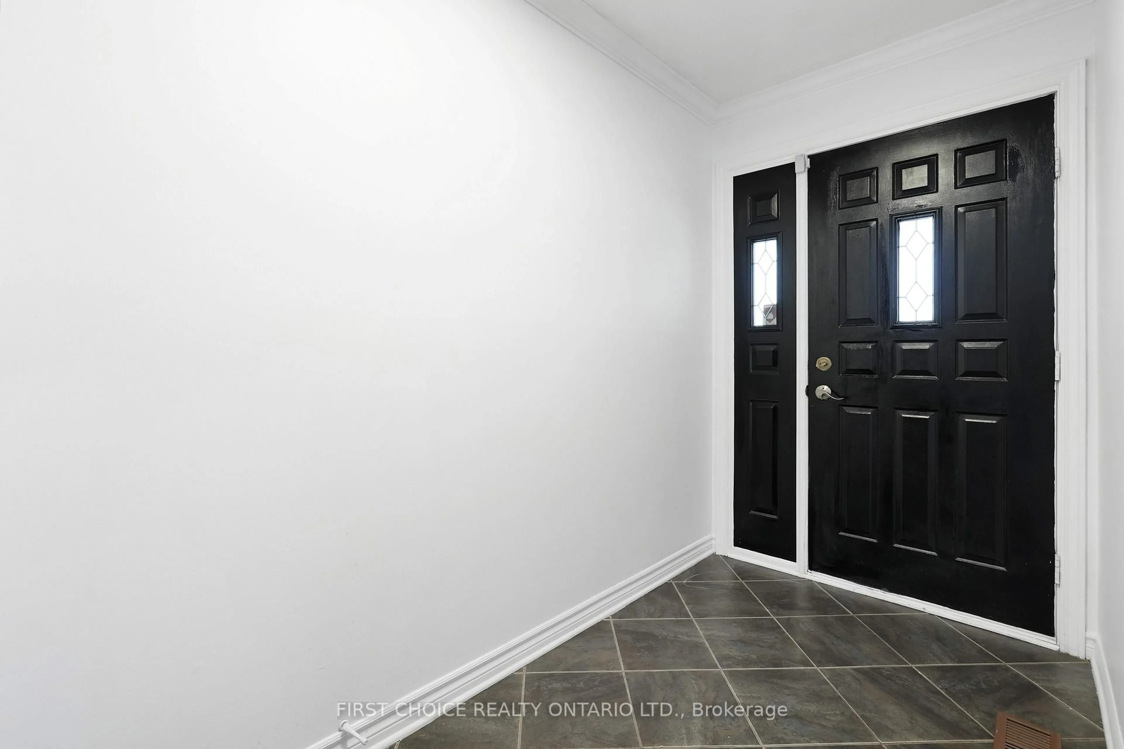 Indoor entryway for 1753 Heron Rd, Ottawa Ontario K1V 6A2