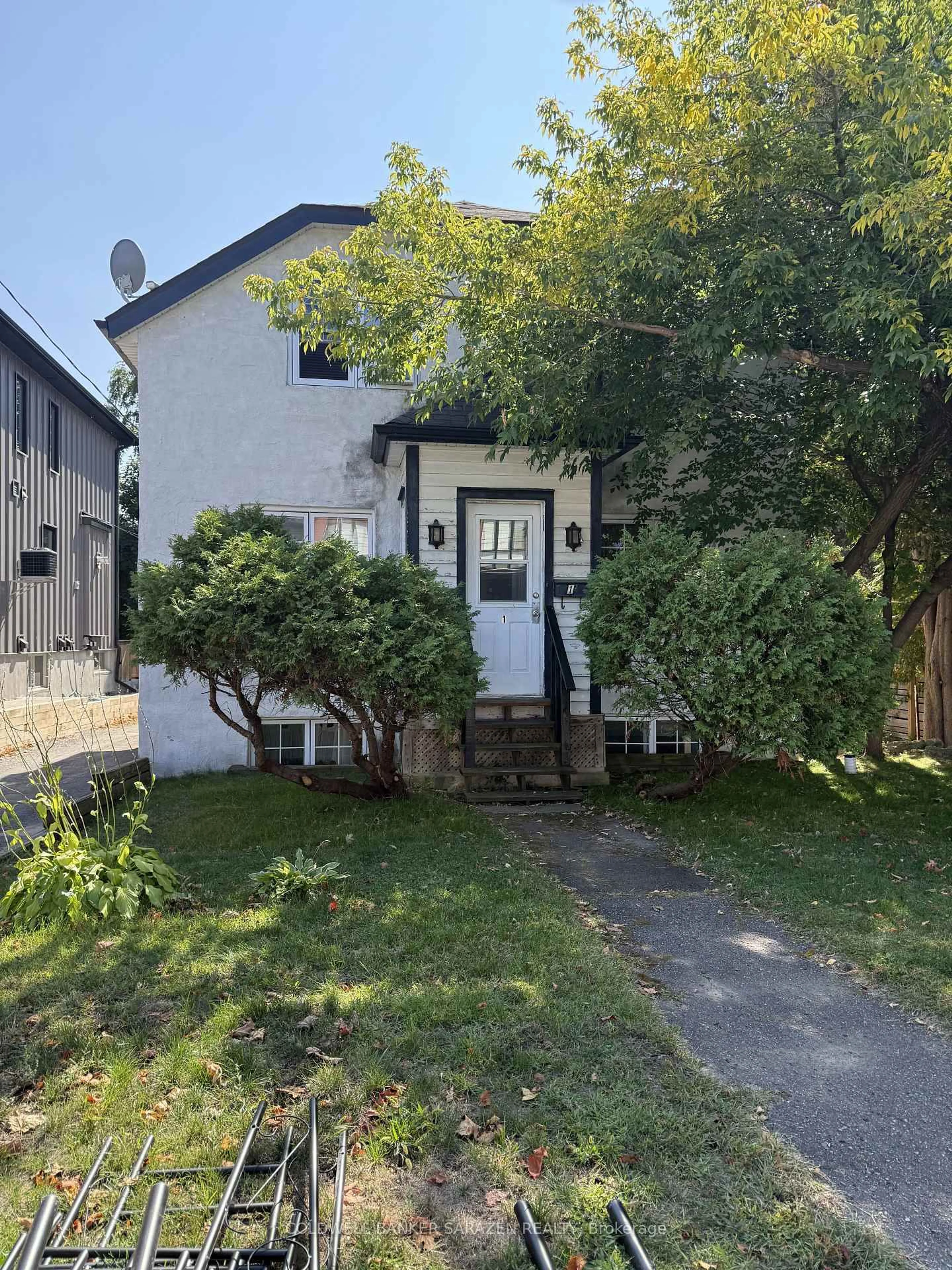 A pic from outside/outdoor area/front of a property/back of a property/a pic from drone, street for 320 Westhill Ave, Ottawa Ontario K1Z 7H6