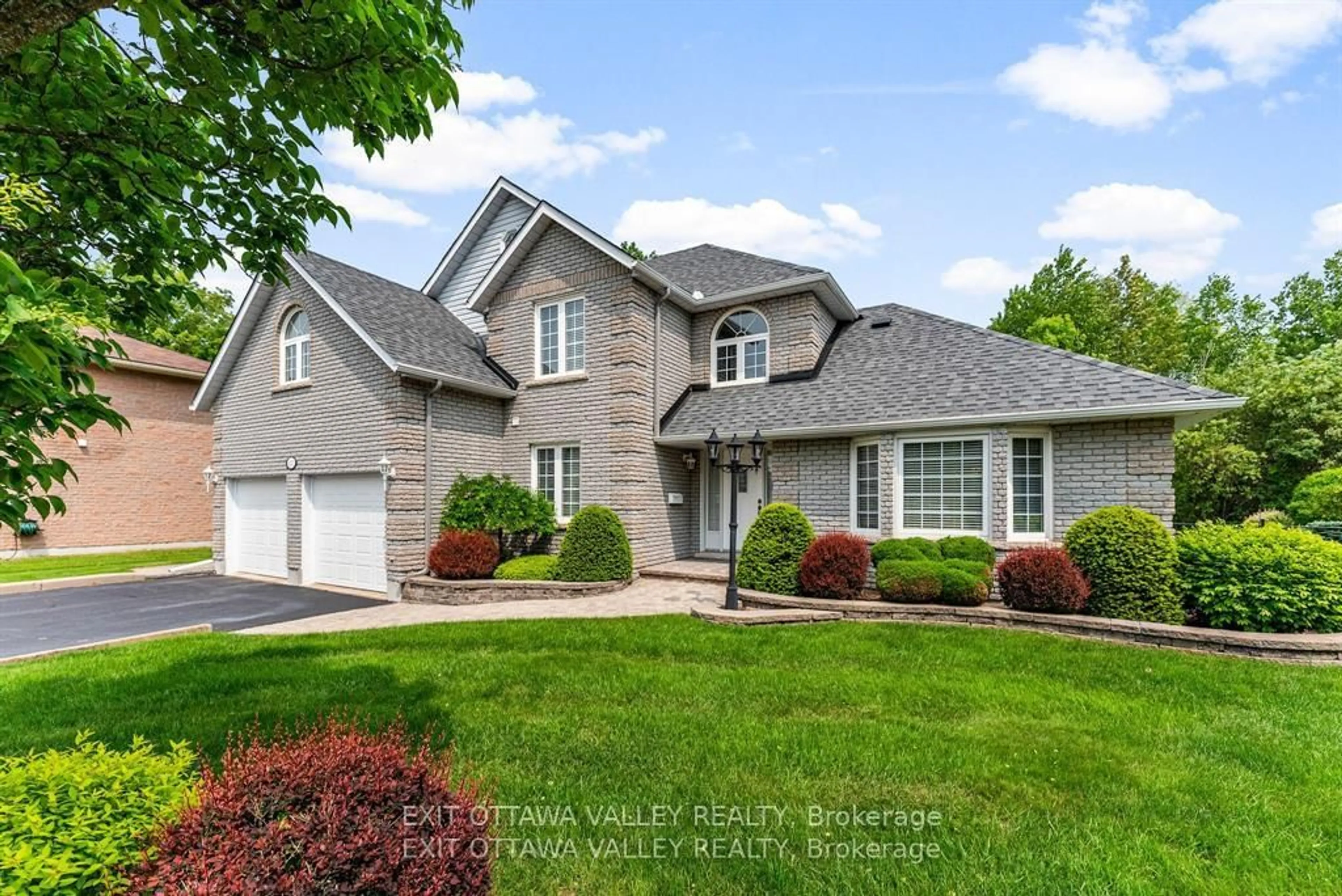 Home with vinyl exterior material, street for 127 Owens St, Pembroke Ontario K8A 8K1