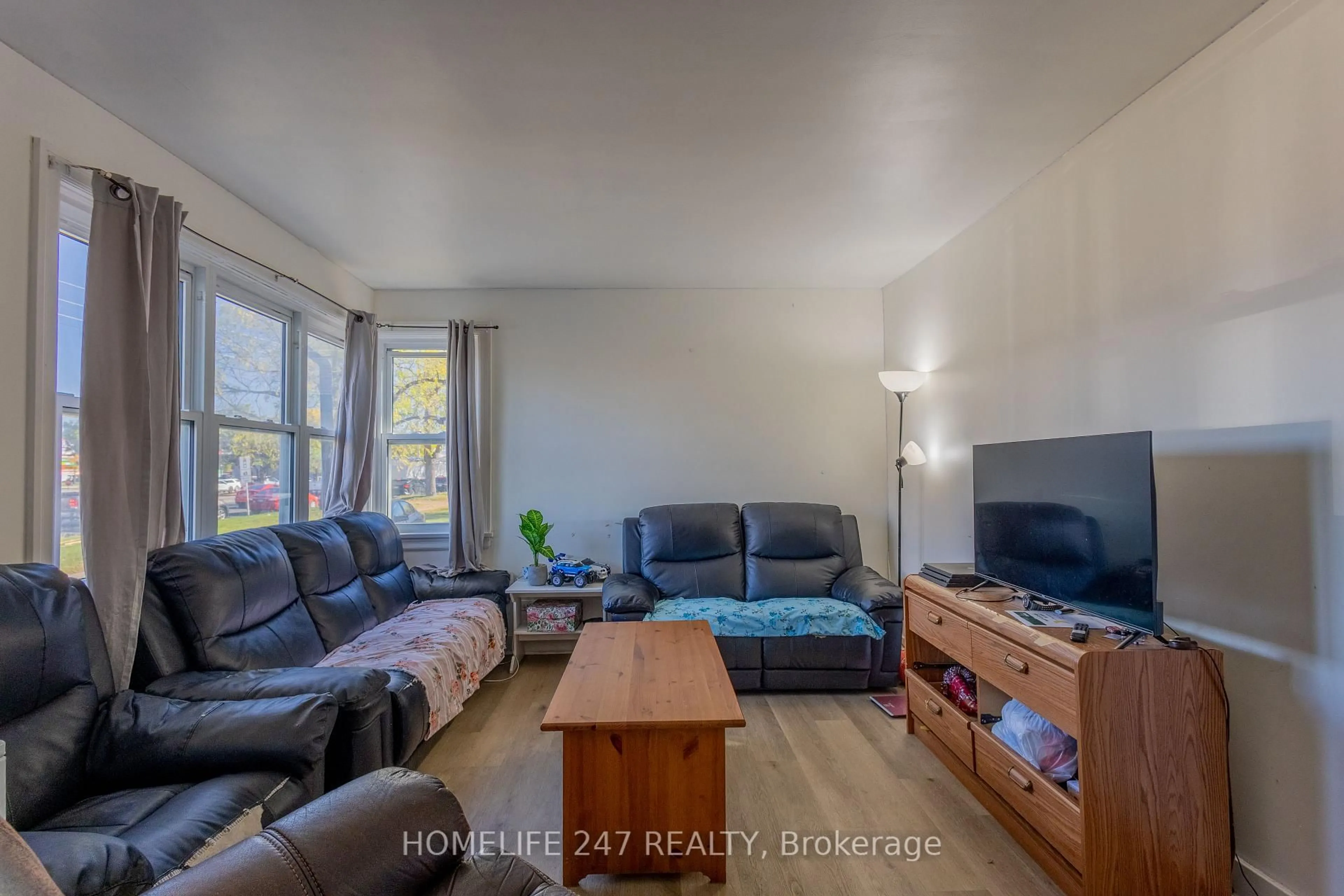 Living room with furniture, wood/laminate floor for 437 Clarke Rd, London East Ontario N5W 5G6