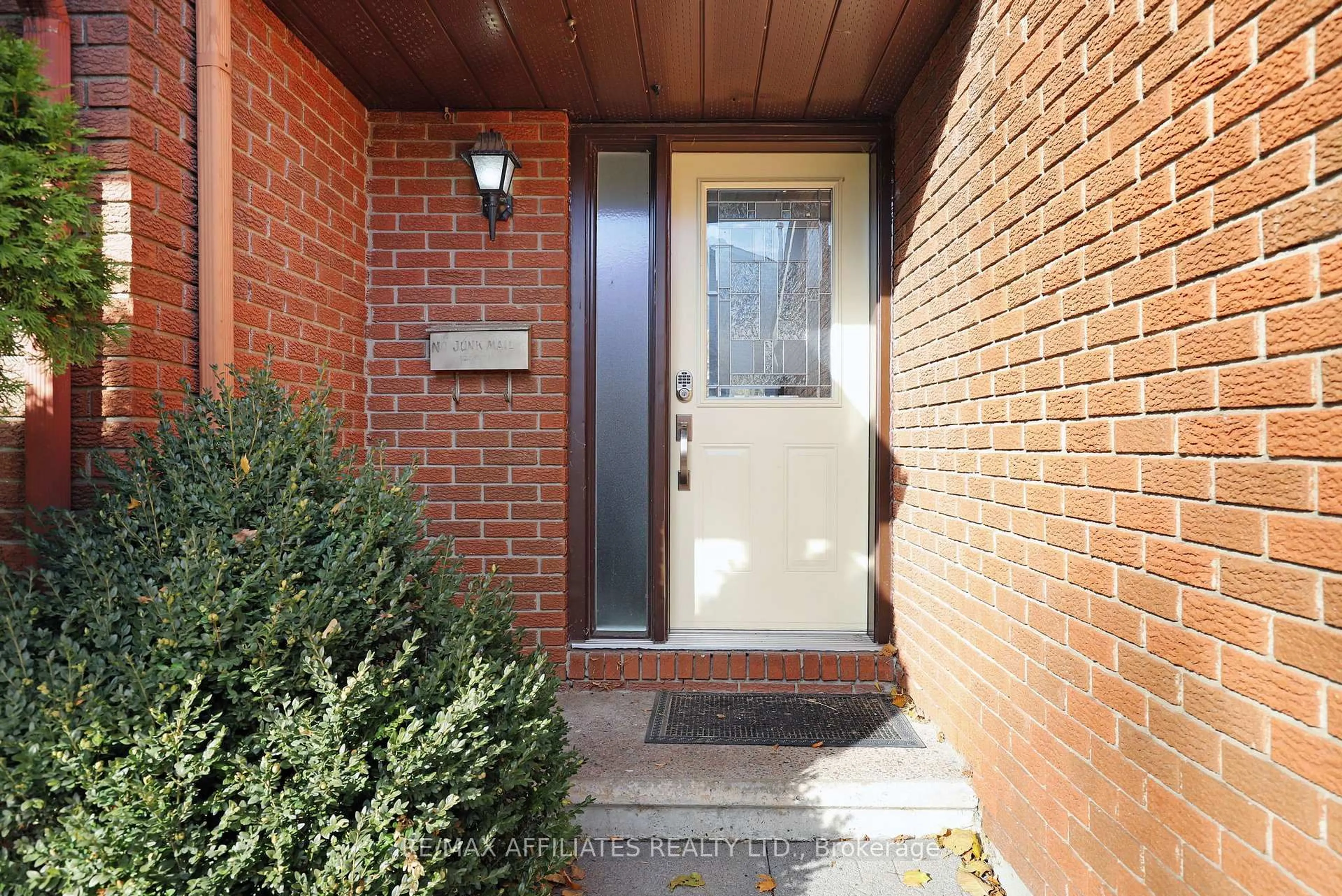 Indoor entryway for 472 Sandhamn Private #37, Ottawa Ontario K1T 2Z4