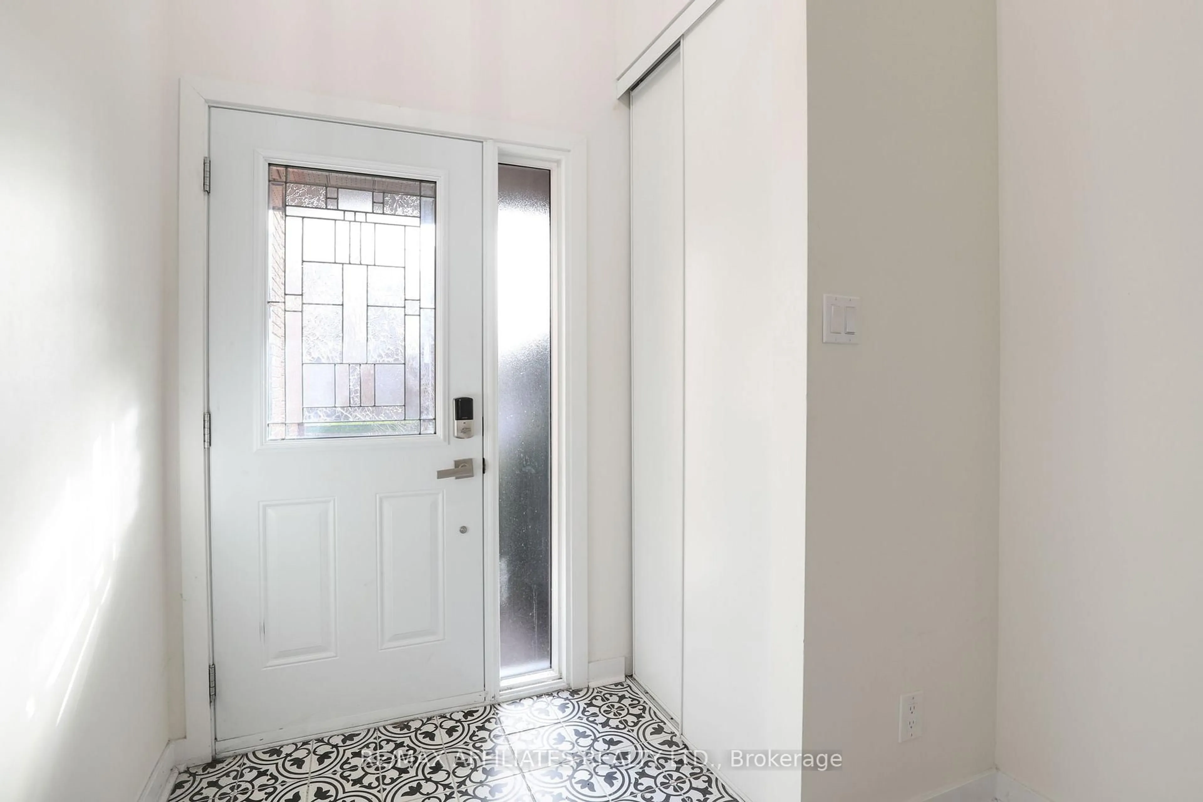 Indoor entryway for 472 Sandhamn Private #37, Ottawa Ontario K1T 2Z4