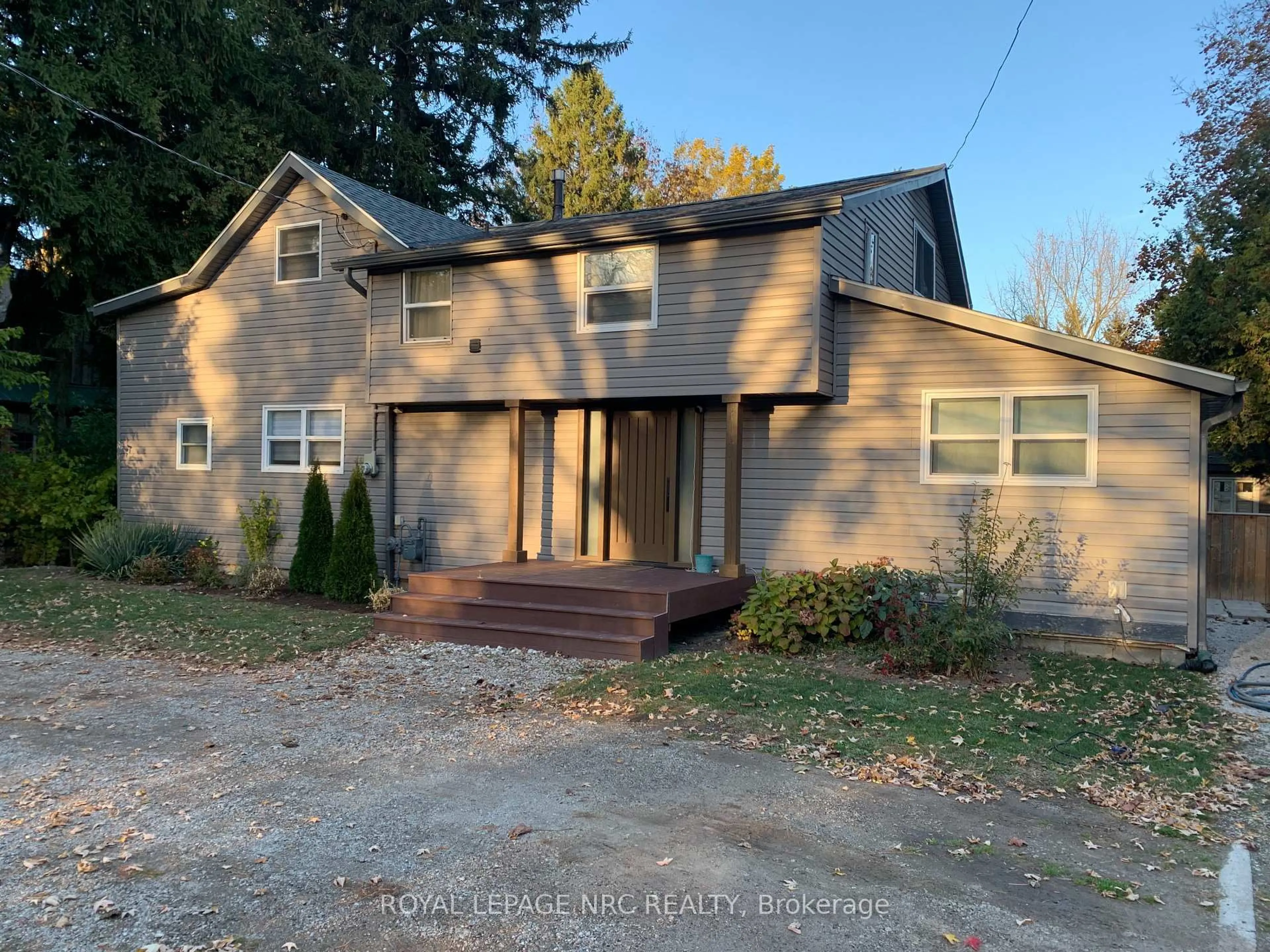 Home with vinyl exterior material, building for 46 Lisgar St, Chatham-Kent Ontario N0P 2C0