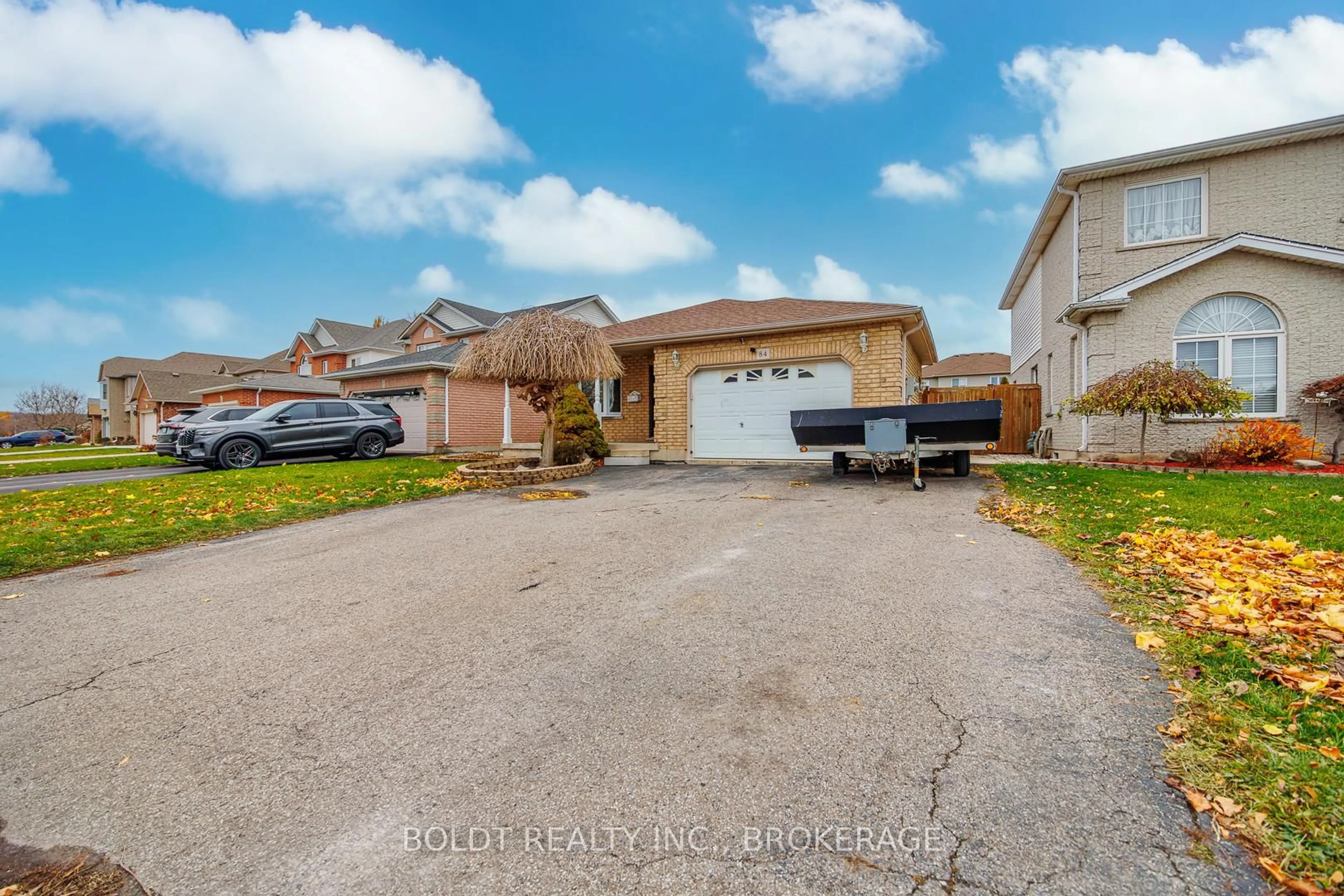 A pic from outside/outdoor area/front of a property/back of a property/a pic from drone, street for 84 Confederation Ave, Thorold Ontario L2V 5A6