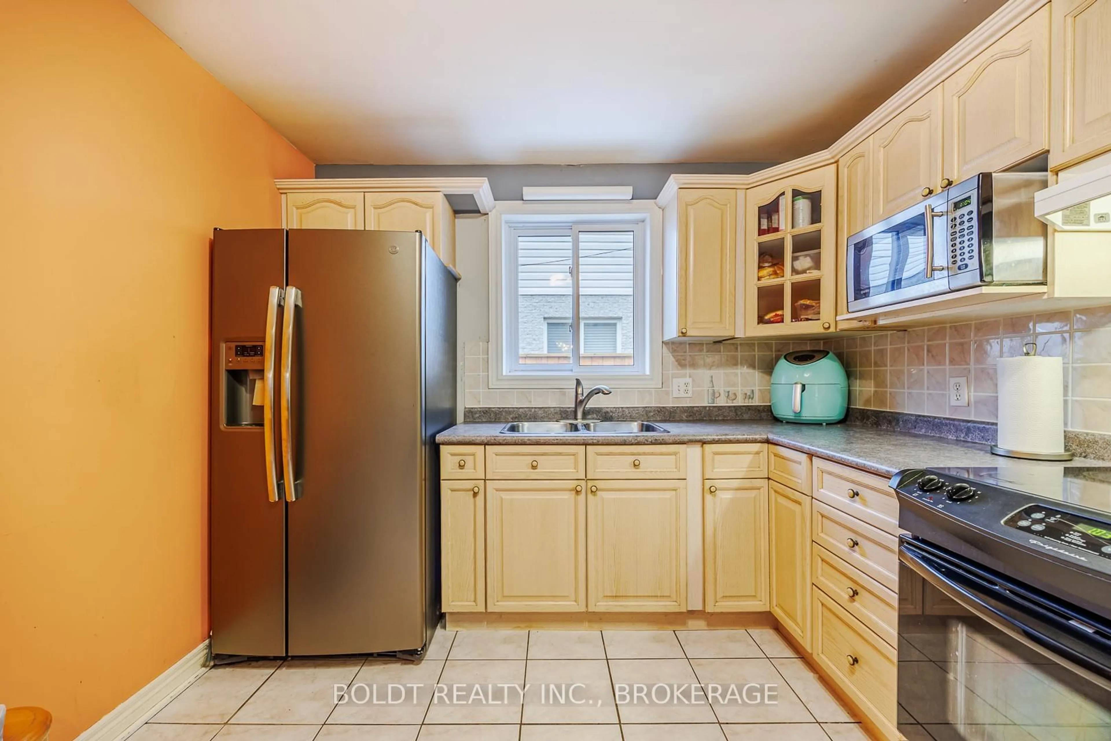 Standard kitchen, ceramic/tile floor for 84 Confederation Ave, Thorold Ontario L2V 5A6