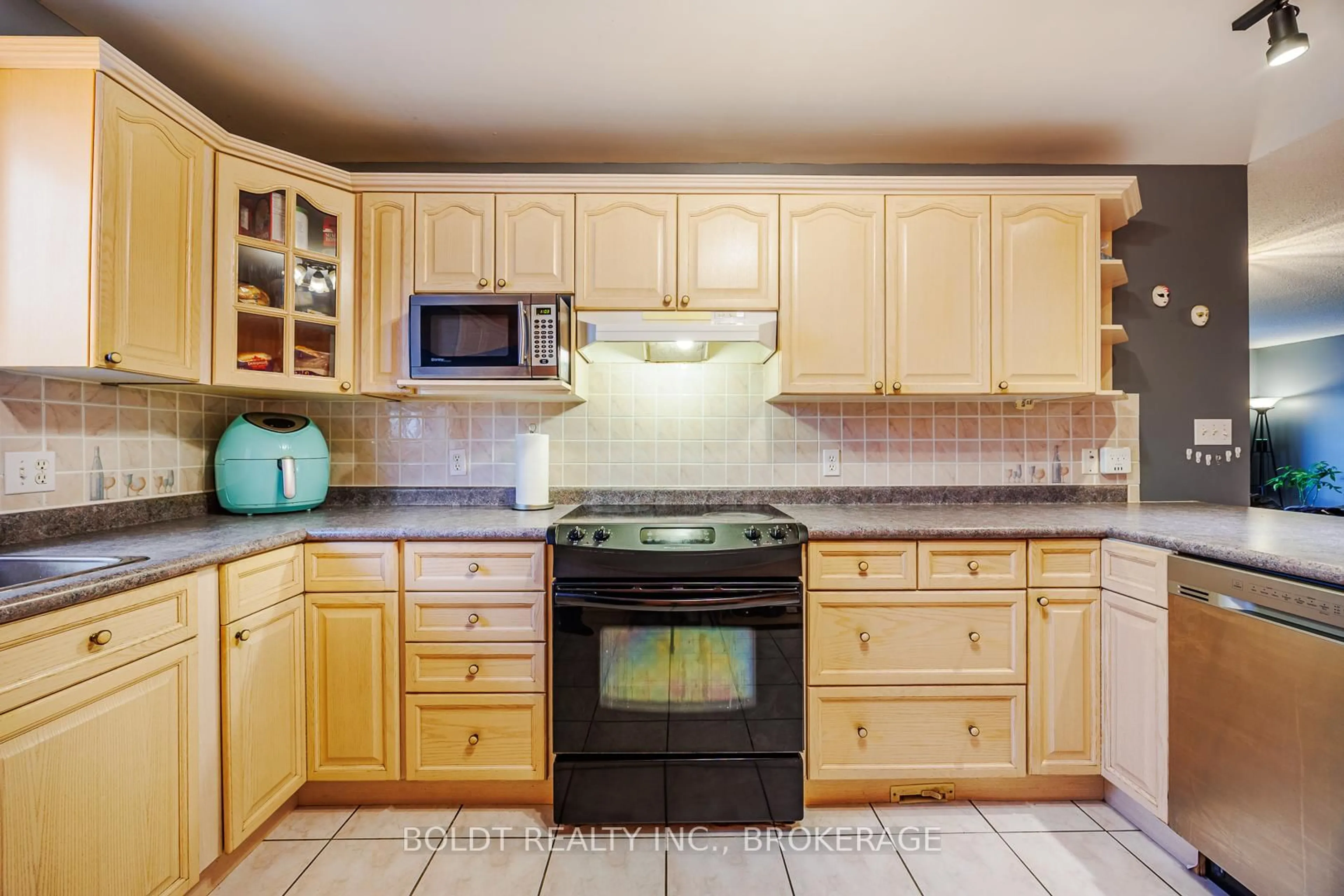 Standard kitchen, ceramic/tile floor for 84 Confederation Ave, Thorold Ontario L2V 5A6