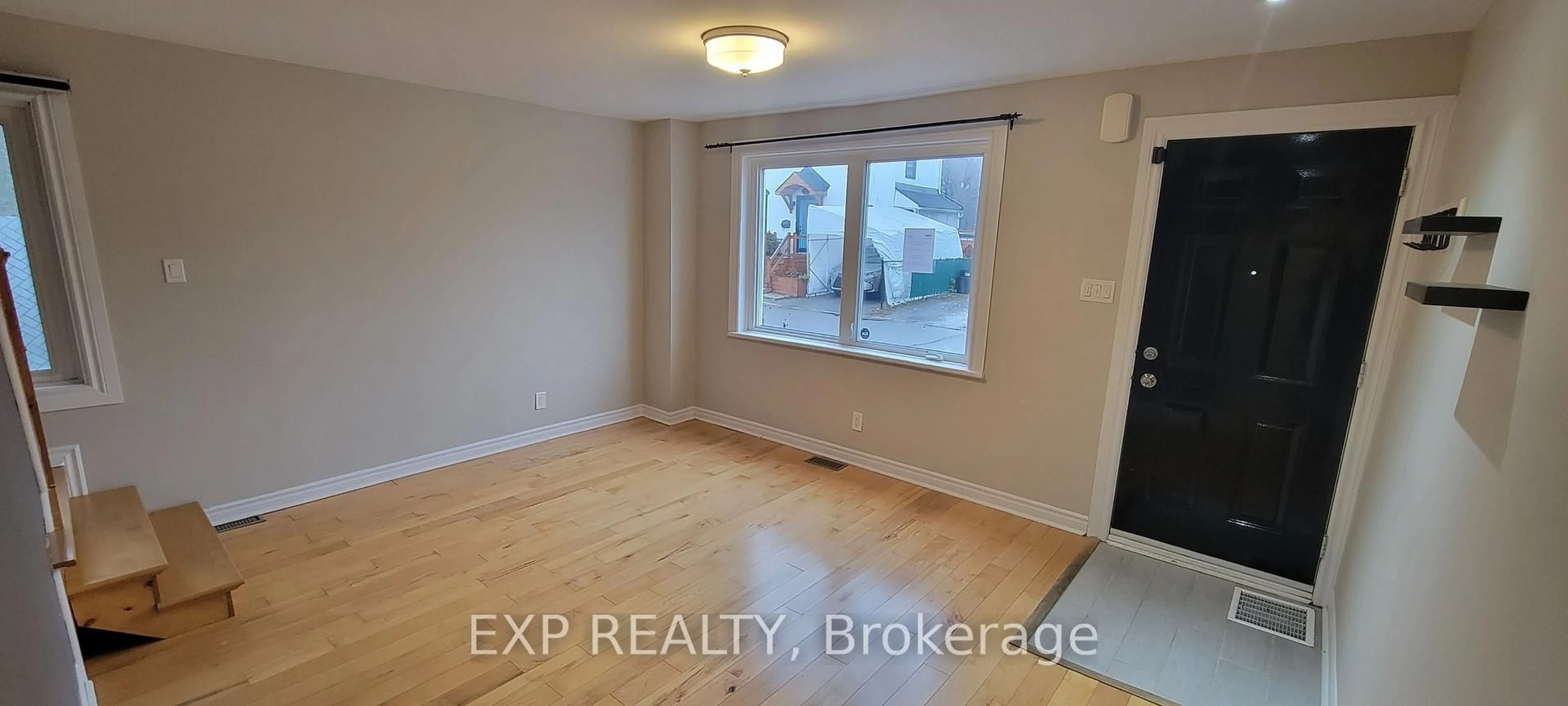 A pic of a room for 292 Richelieu Ave, Ottawa Ontario K1L 6K3