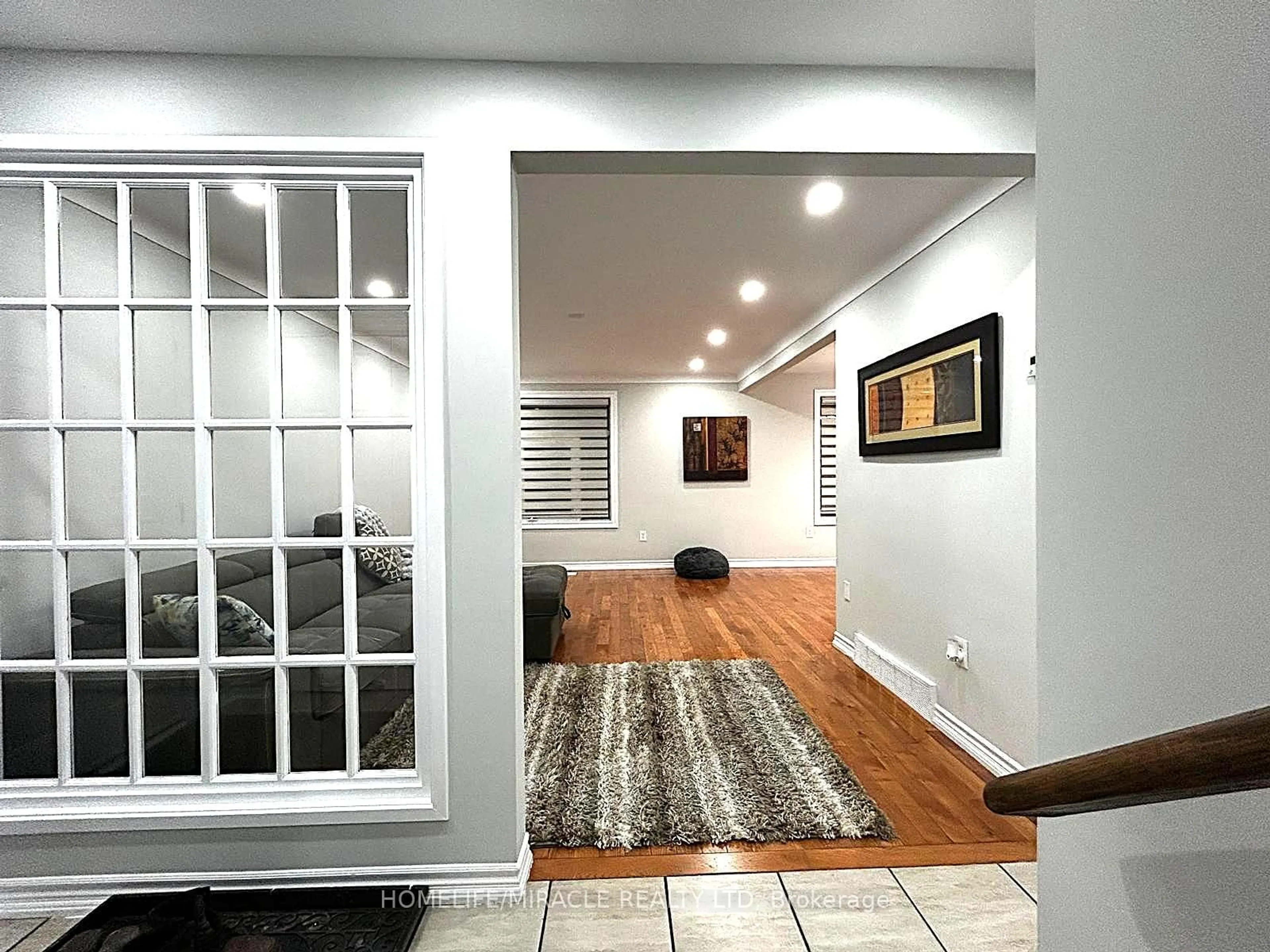 Indoor entryway for 7043 Bonnie St, Niagara Falls Ontario L2G 7N1