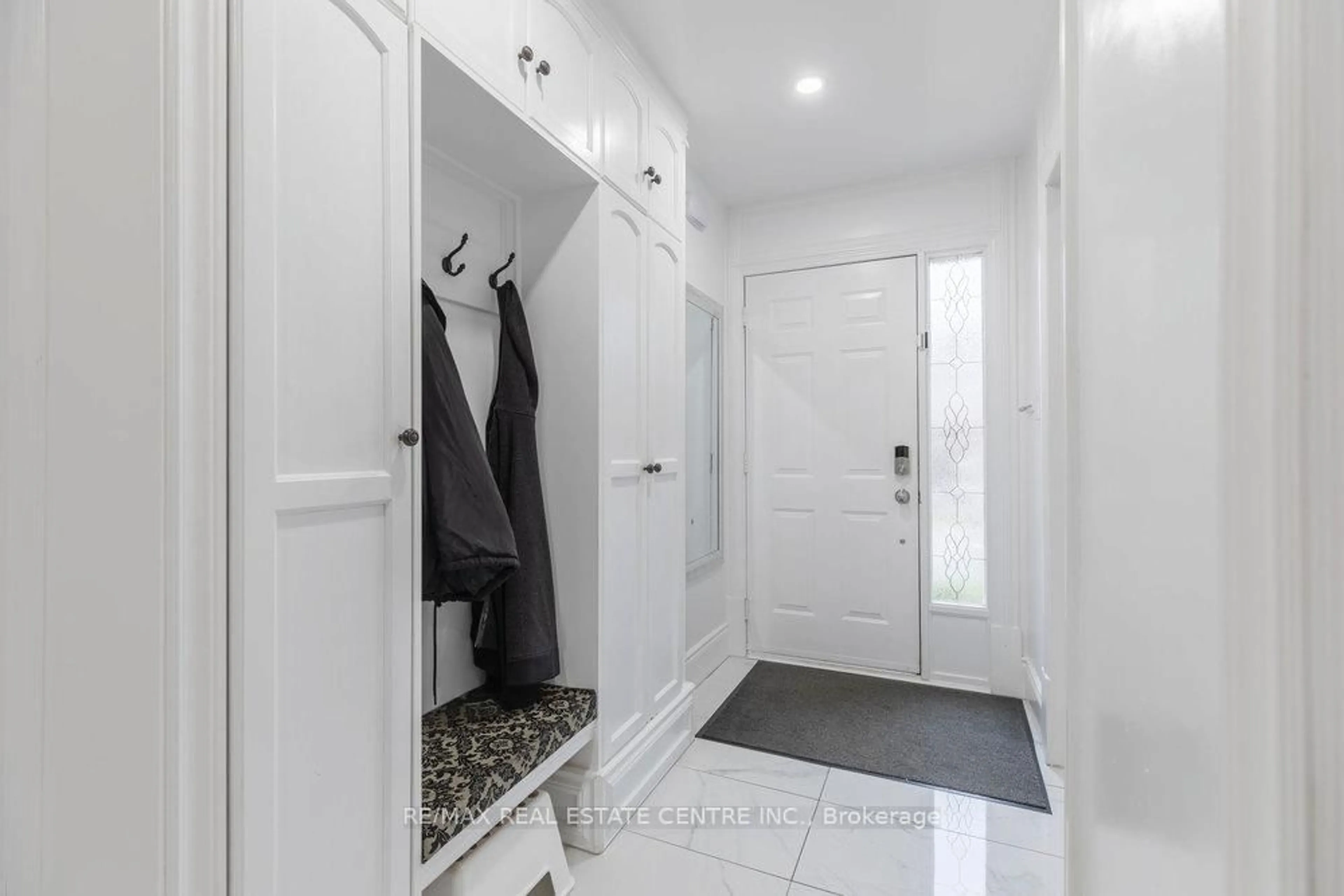 Indoor entryway for 2774 King St #17, Hamilton Ontario L8G 1J4