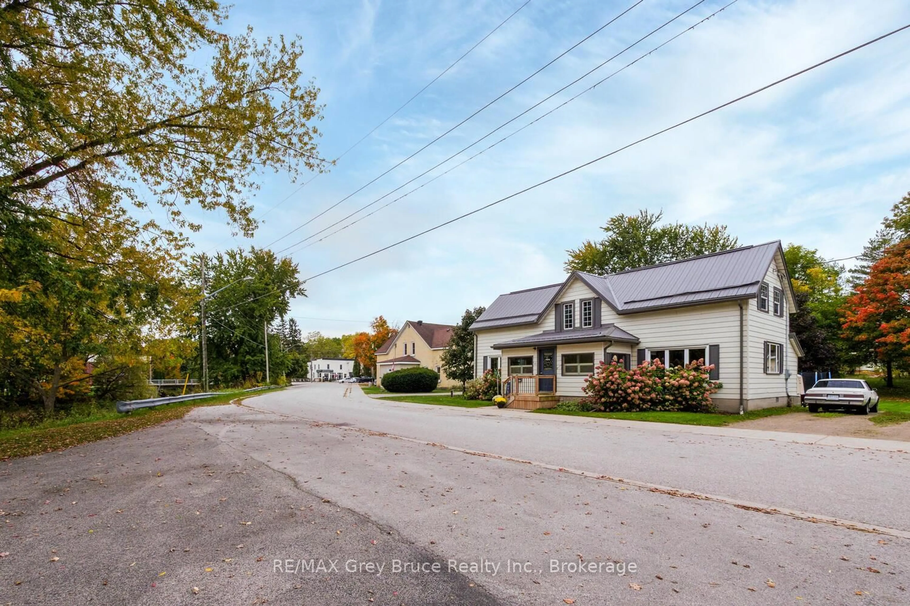 A pic from outside/outdoor area/front of a property/back of a property/a pic from drone, street for 13 King St, Brockton Ontario N0G 1J0